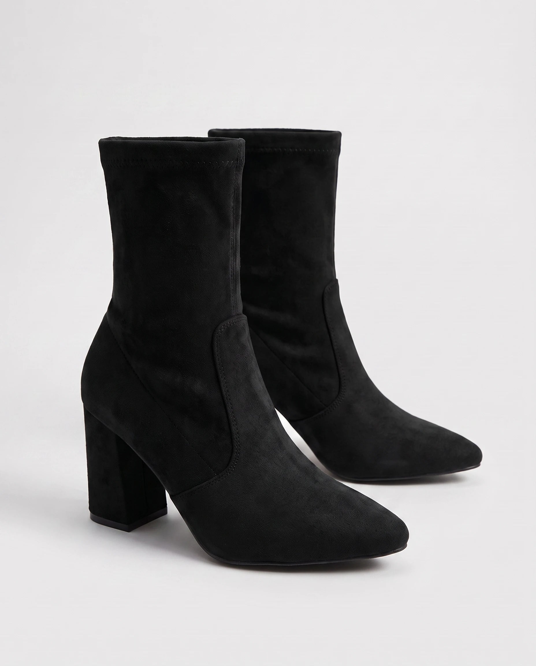 Bottines chaussette en suédine à talon bloc Dorothée — Noir, paire en packshot studio