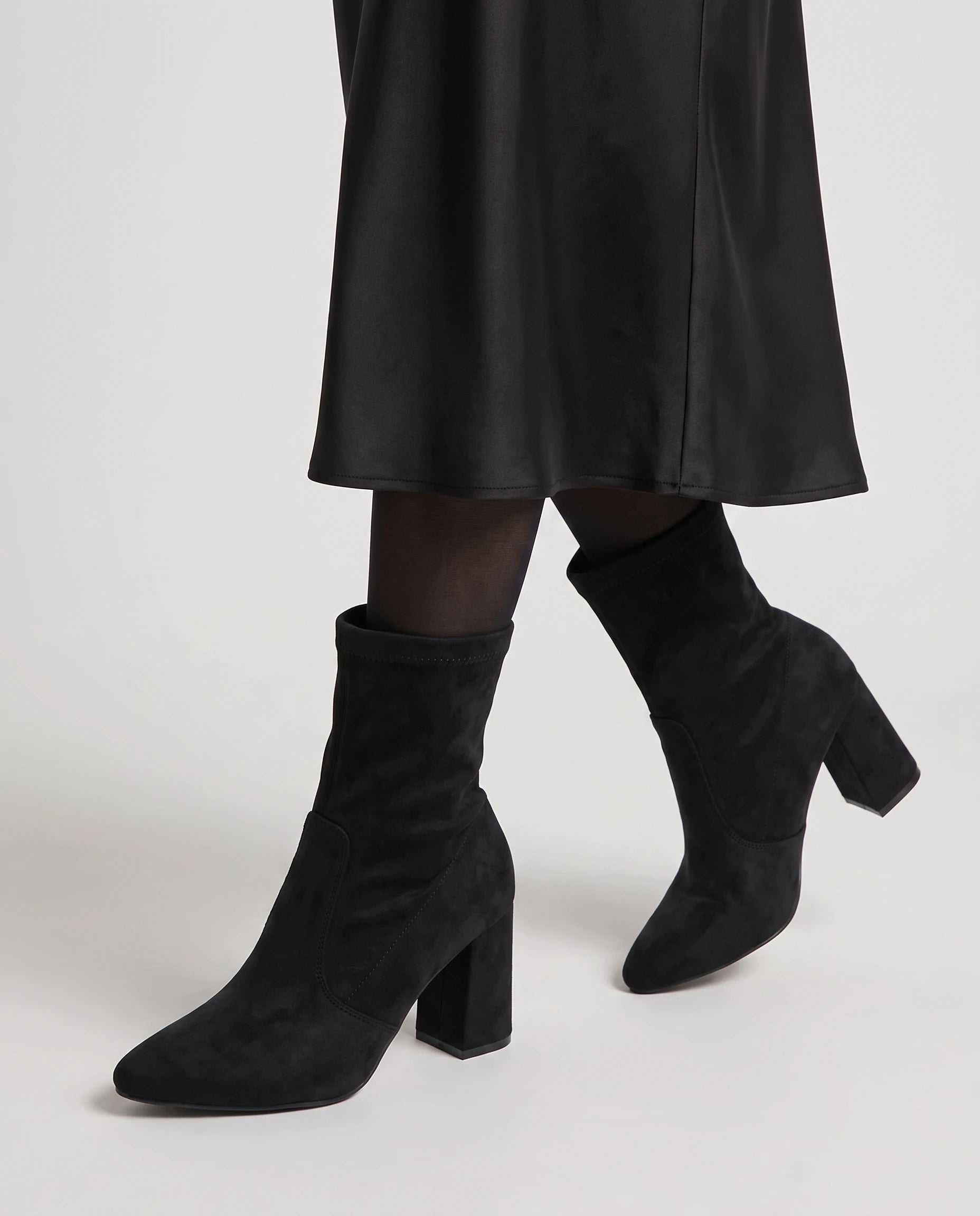 Bottines chaussette en suédine à talon bloc Dorothée — Noir, portées en plan rapproché