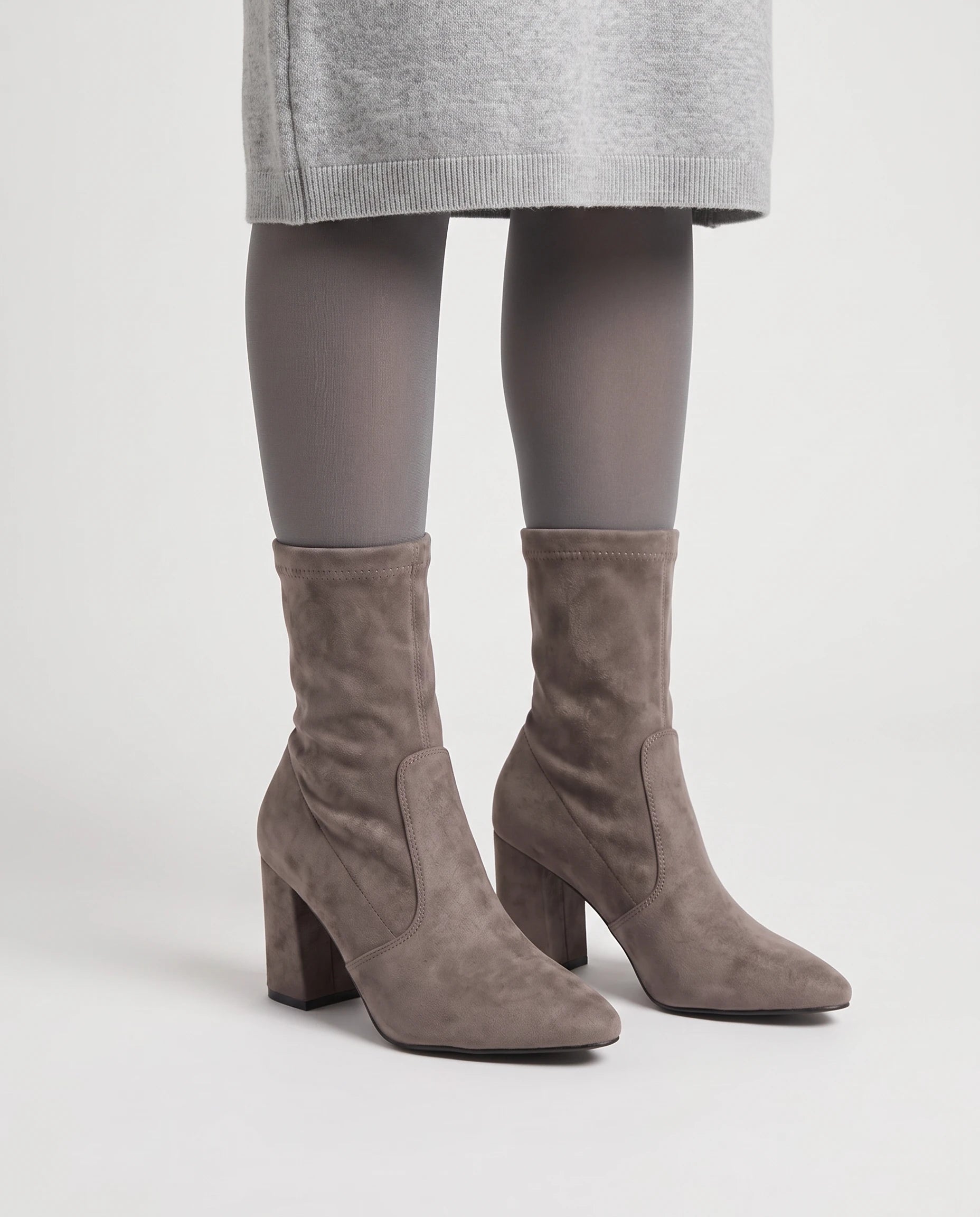 Bottines chaussette en suédine à talon bloc Dorothée — Taupe, portées en plan rapproché