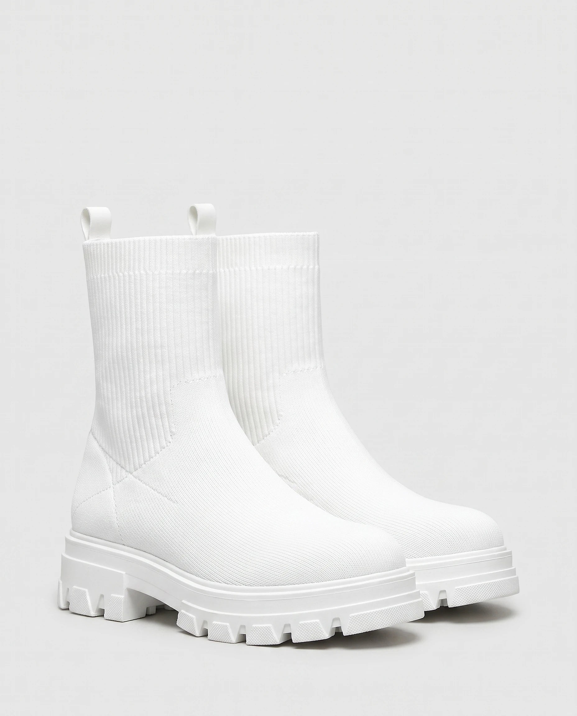 Bottines chaussettes à plateforme Antoinette — Blanc, paire vue de trois quarts opposé studio