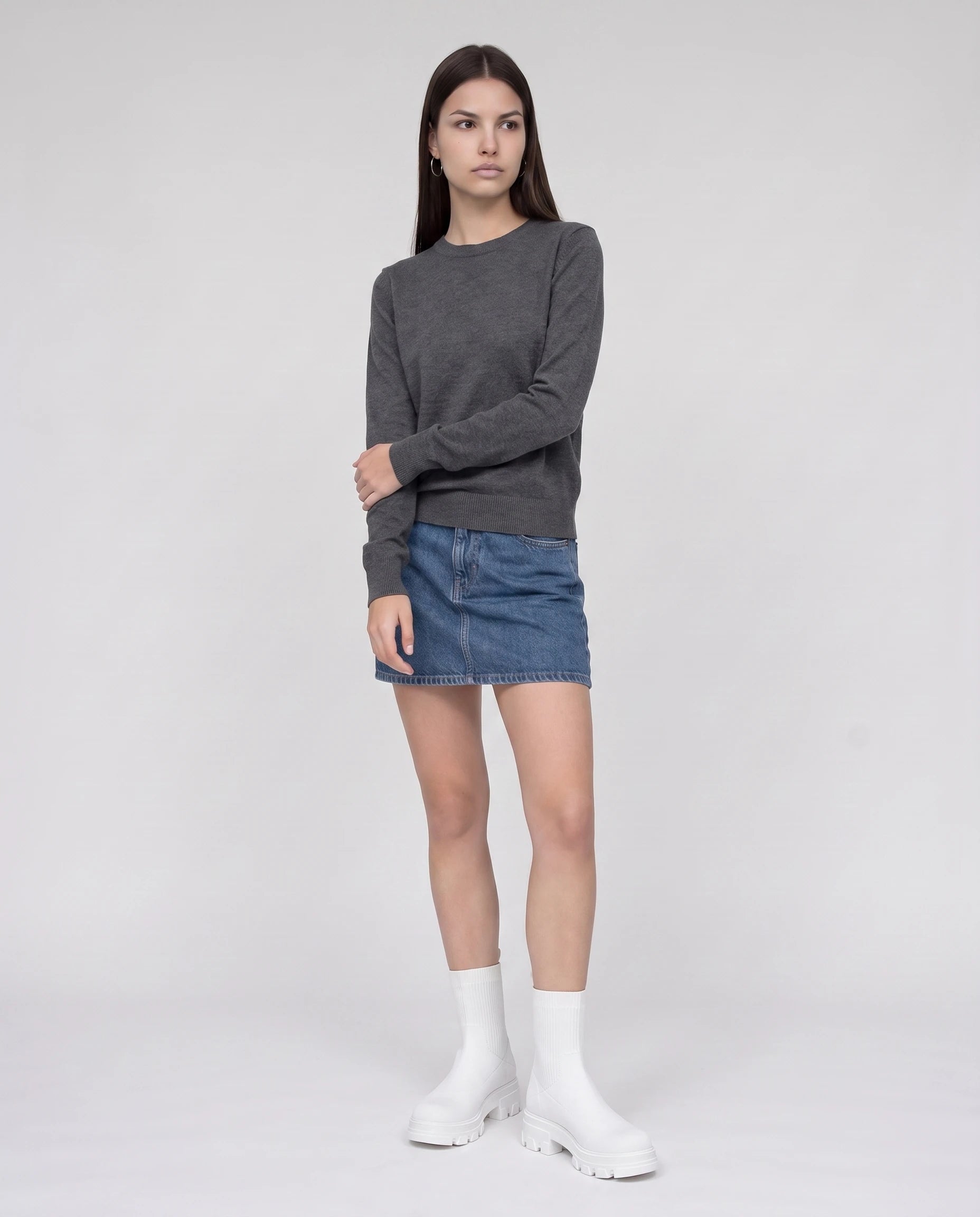 Bottines chaussettes à plateforme Antoinette — Blanc, portées en plein pied studio