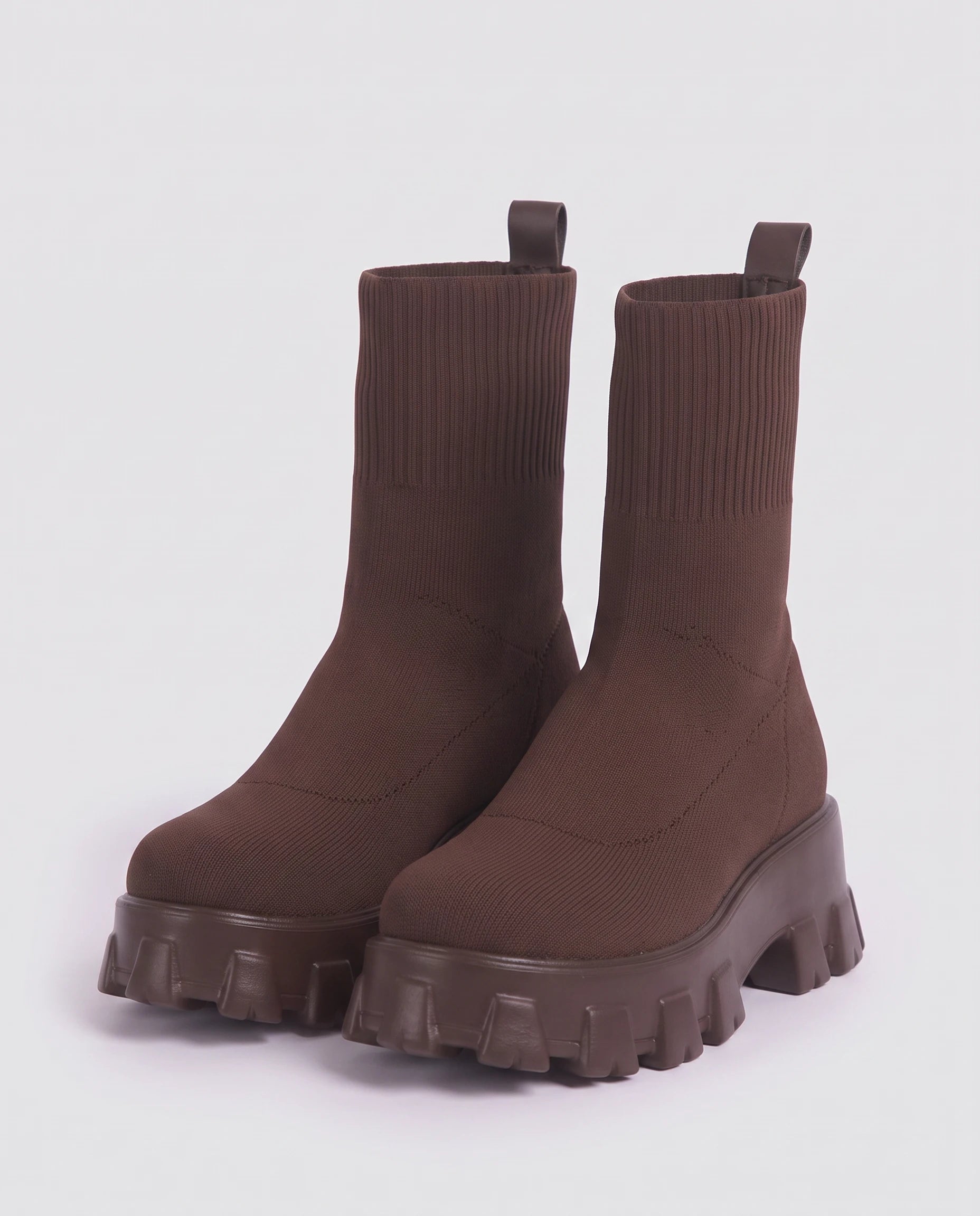 Bottines chaussettes à plateforme Antoinette — Chocolat, paire vue de trois quarts avant studio