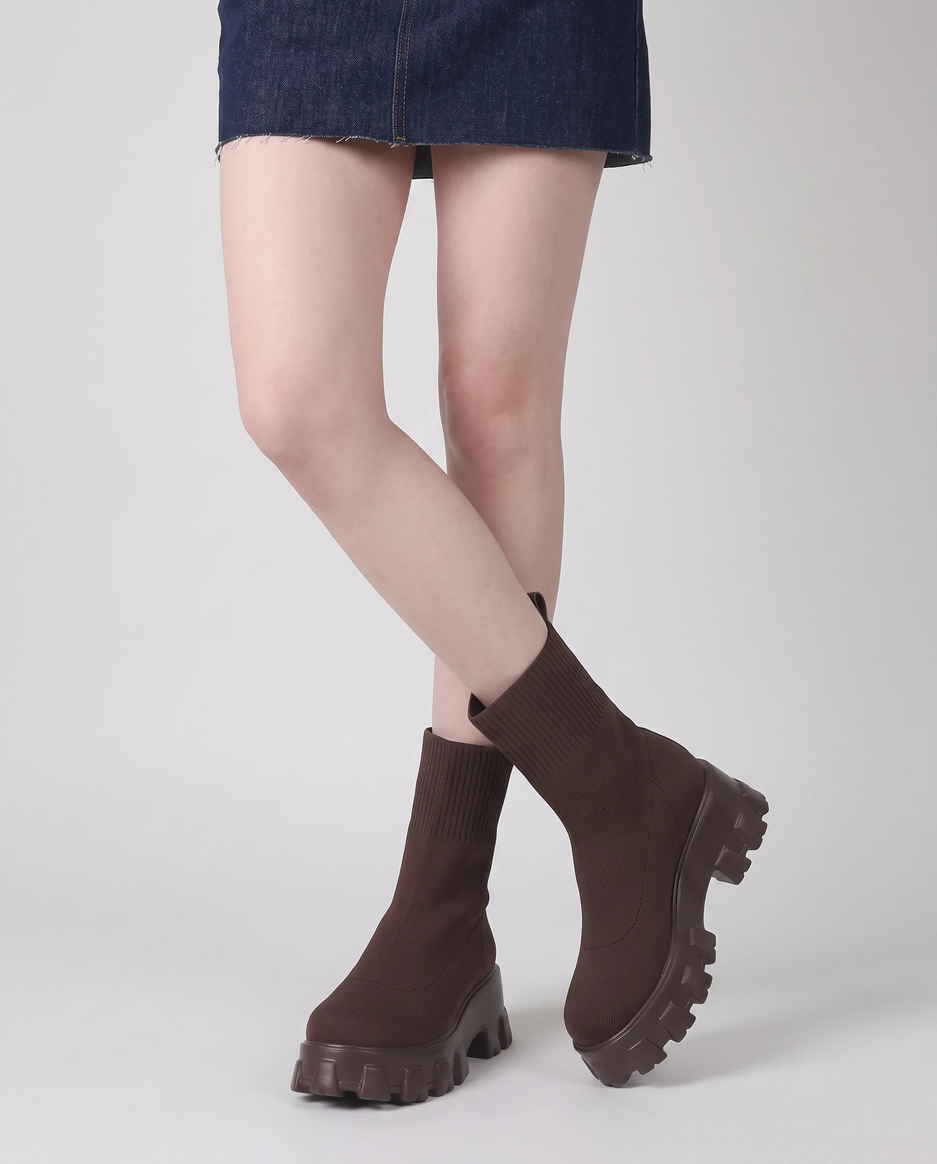 Bottines chaussettes à plateforme Antoinette — Chocolat, portées en plan rapproché, pieds croisés