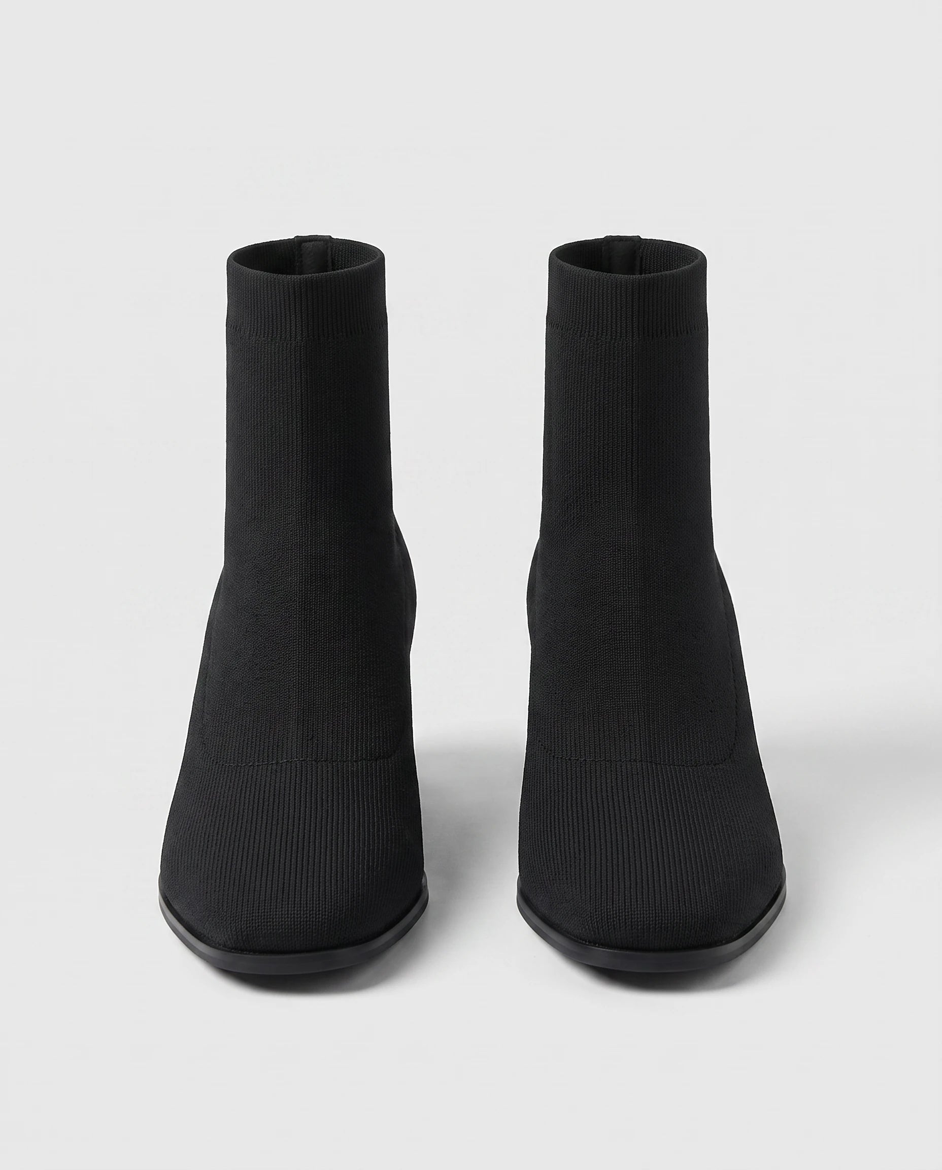 Bottines chaussettes en maille a talon bloc Cyprienne Noir — packshot studio