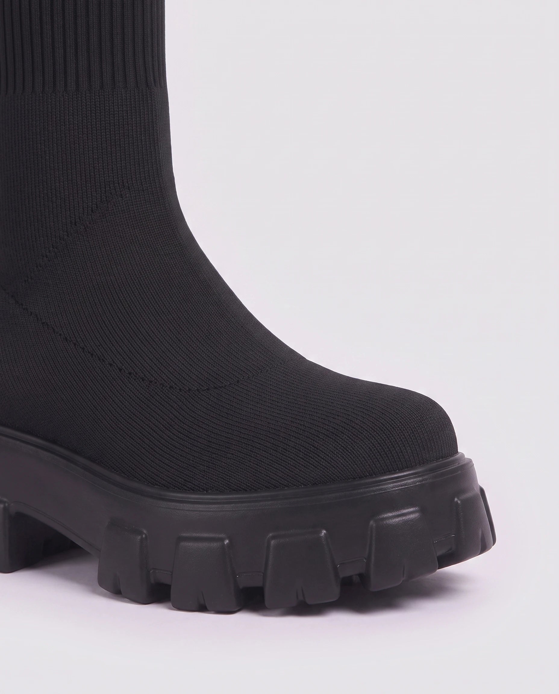 Bottines chaussettes à plateforme Antoinette — Noir, détail de la semelle plateforme crantée