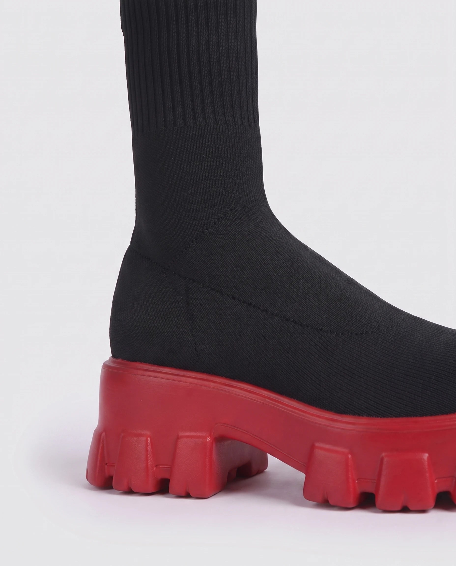 Bottines chaussettes à plateforme Antoinette — Noir Semelle Rouge, détail de la semelle plateforme rouge crantée