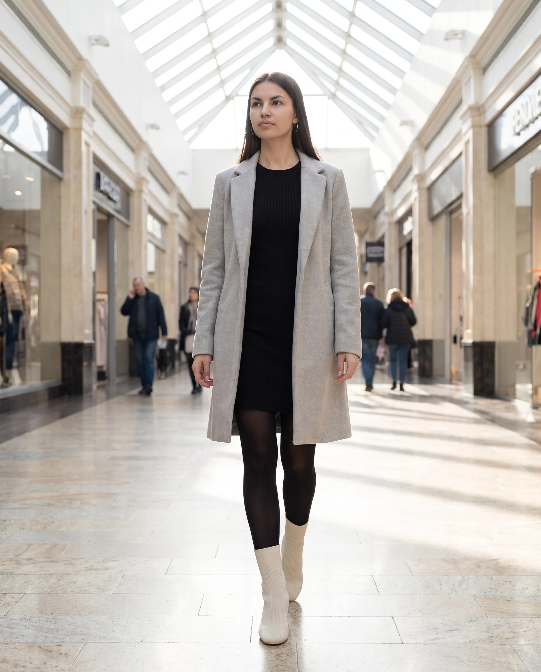 Bottines chaussettes en maille a talon haut Adelphine Blanc Cassé — portées en situation