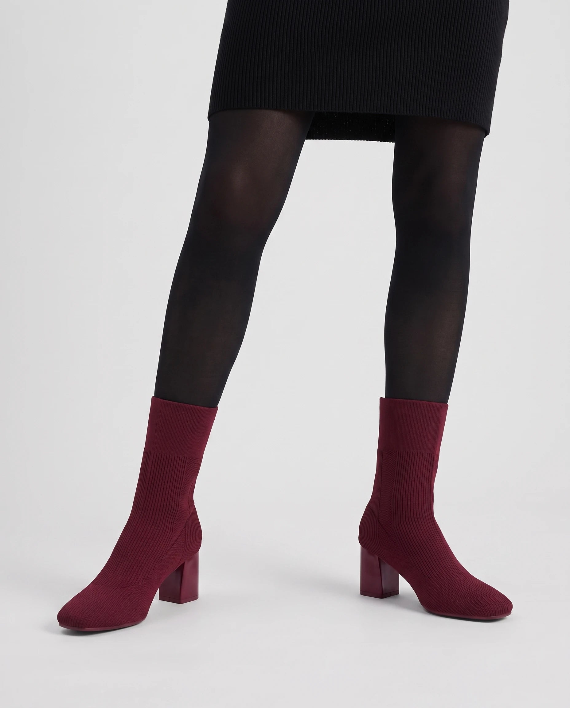 Bottines chaussettes en maille a talon haut Adelphine Bordeaux Profond — portées, plan rapproché