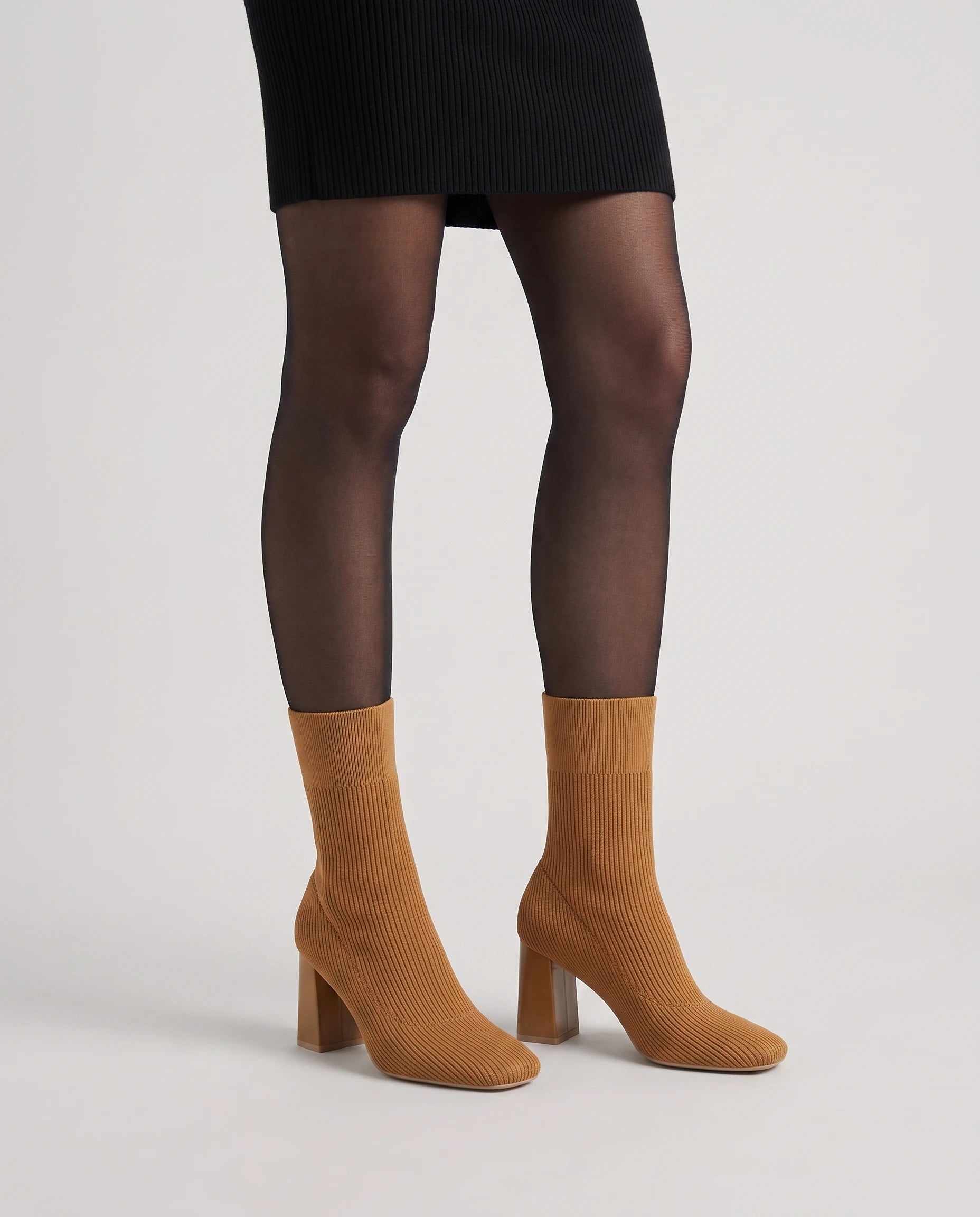 Bottines chaussettes en maille a talon haut Adelphine Caramel Vieilli — portées, plan rapproché