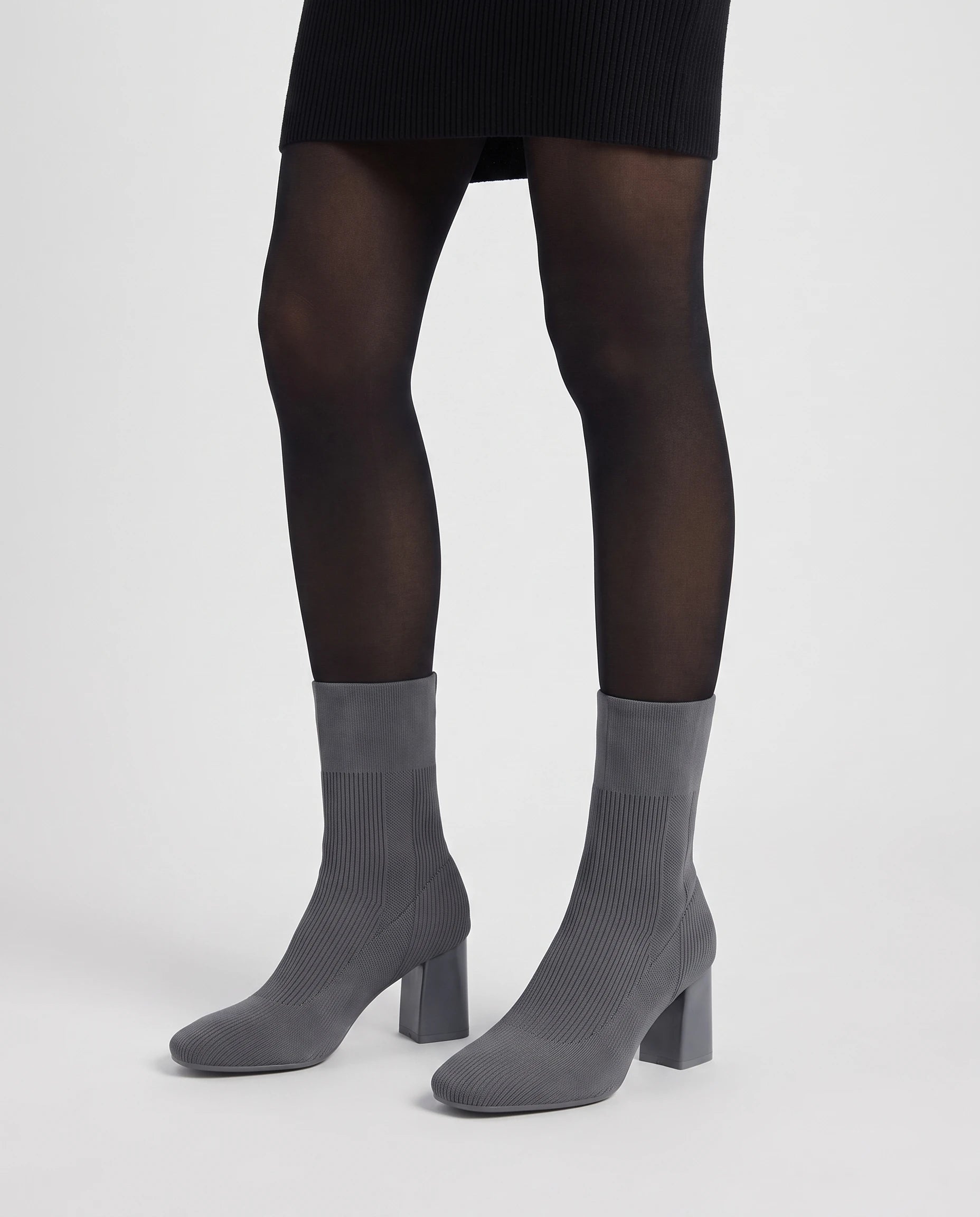 Bottines chaussettes en maille a talon haut Adelphine Gris Ardoise — portées, plan rapproché