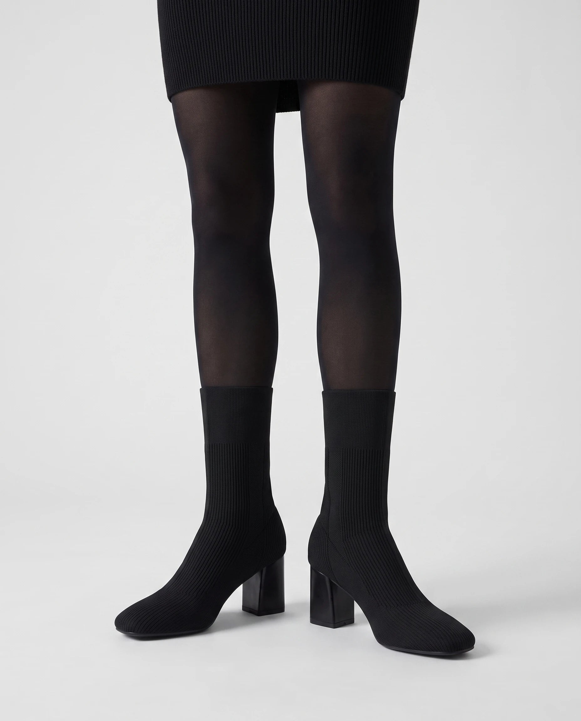 Bottines chaussettes en maille a talon haut Adelphine Noir — portées, plan rapproché
