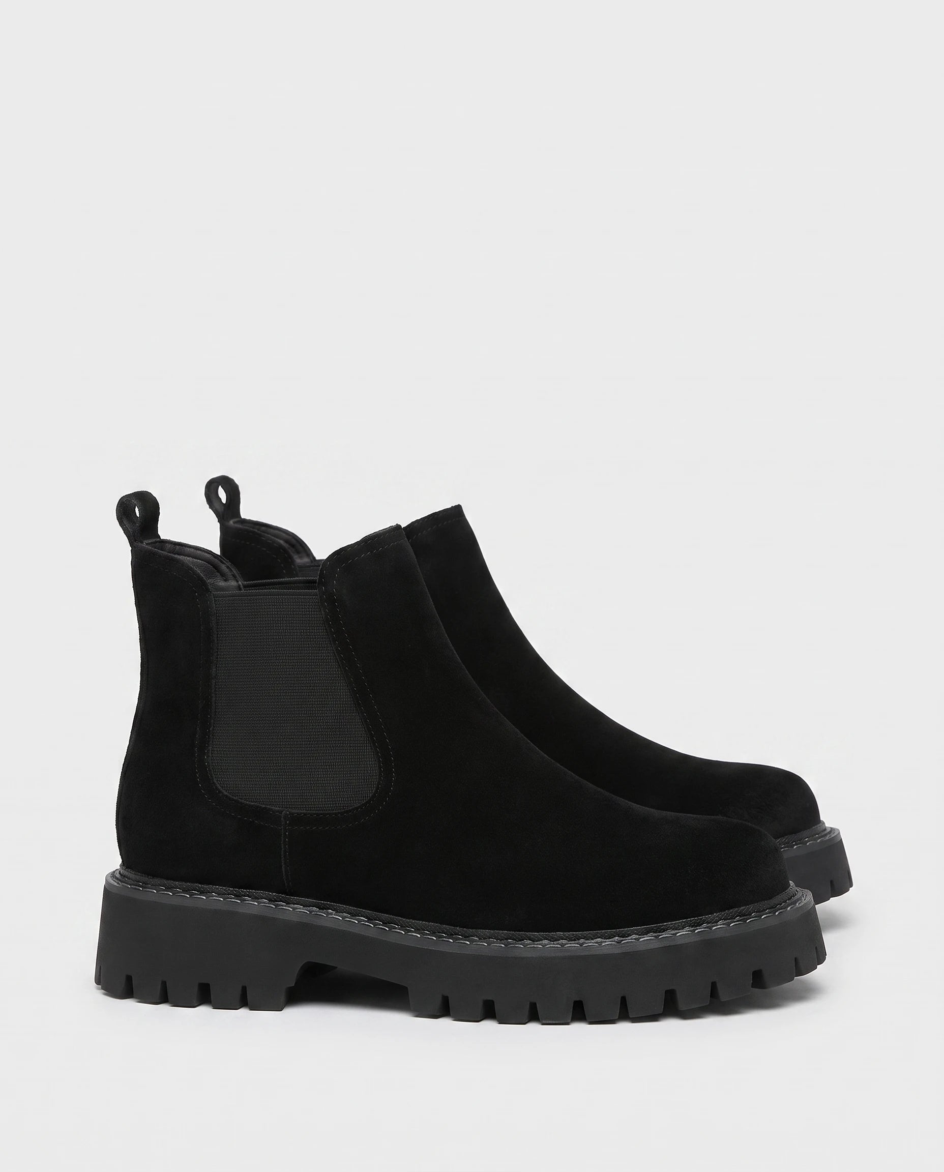 Bottines chelsea en suédine Théodosie — Noir, paire vue de profil studio