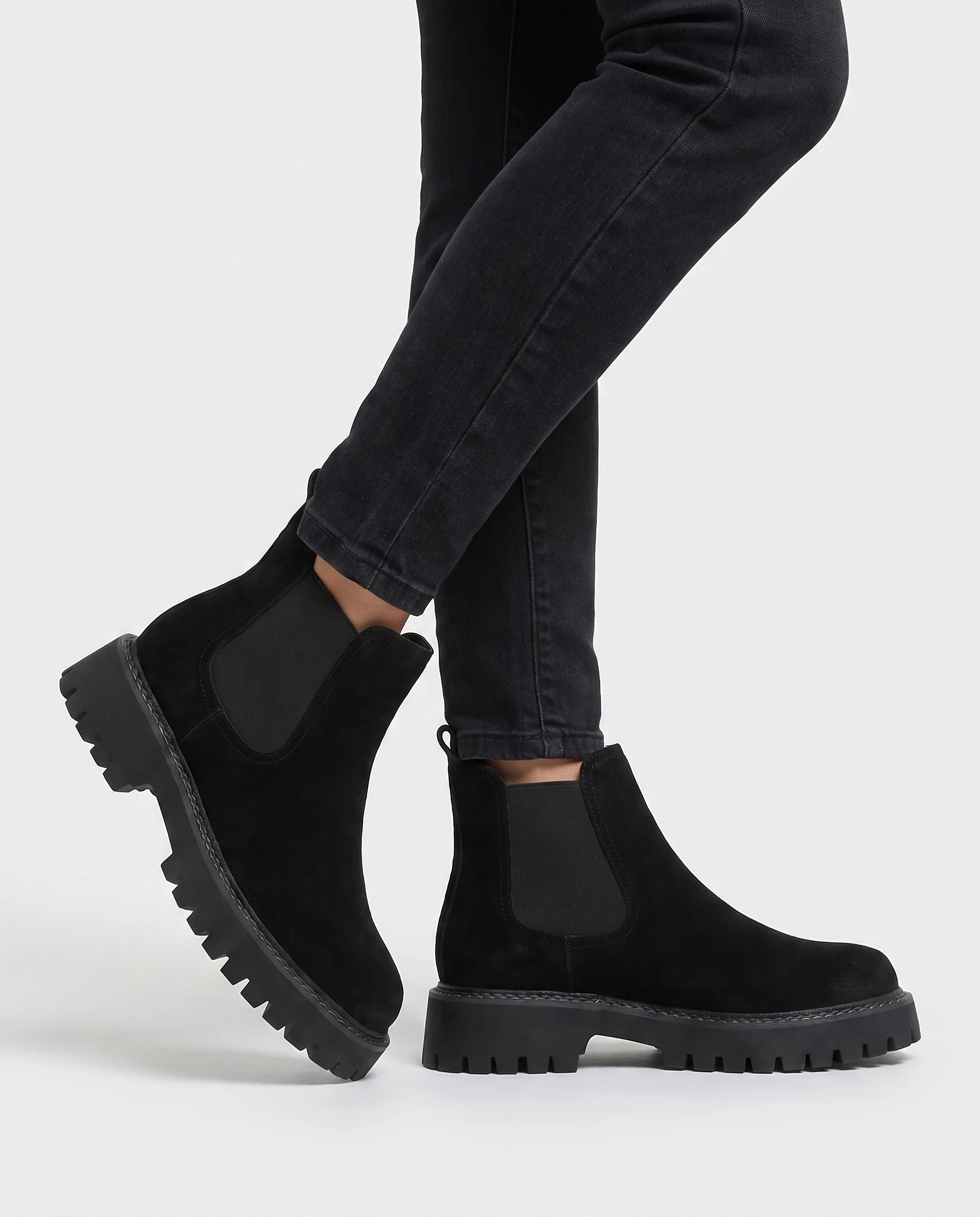 Bottines chelsea en suédine Théodosie — Noir, détail des panneaux élastiques
