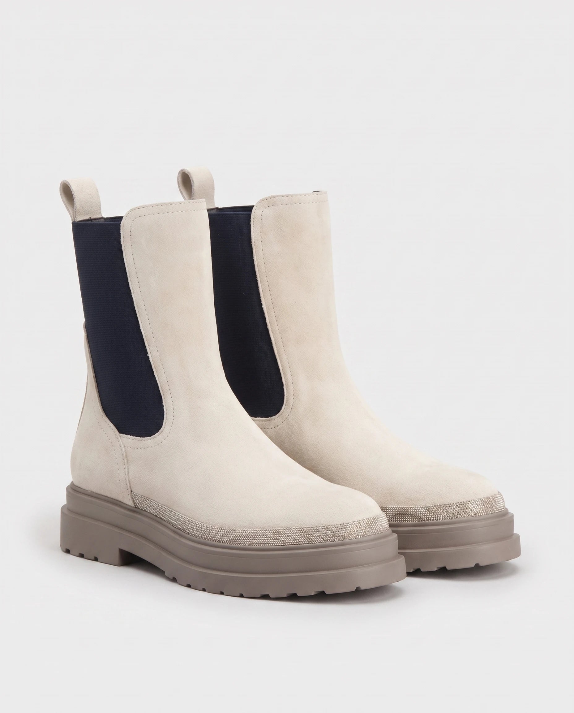 Bottines chelsea en suédine Améline — Blanc Cassé, paire vue de trois quarts en légère plongée
