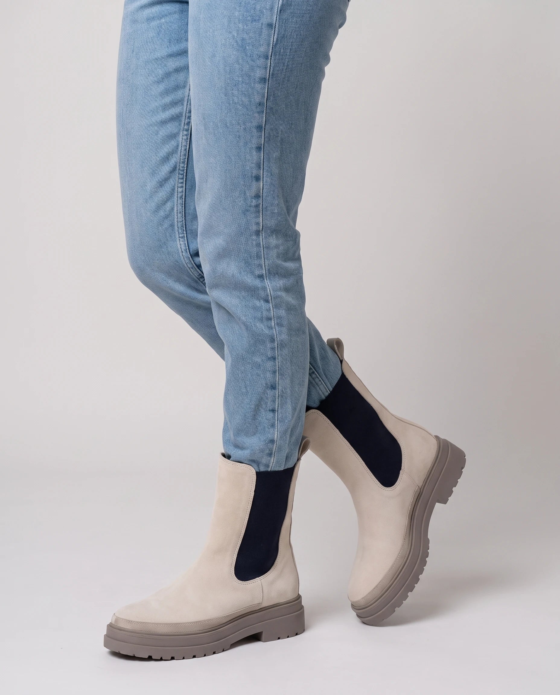 Bottines chelsea en suédine Améline — Blanc Cassé, portées en plan rapproché avec un jean clair