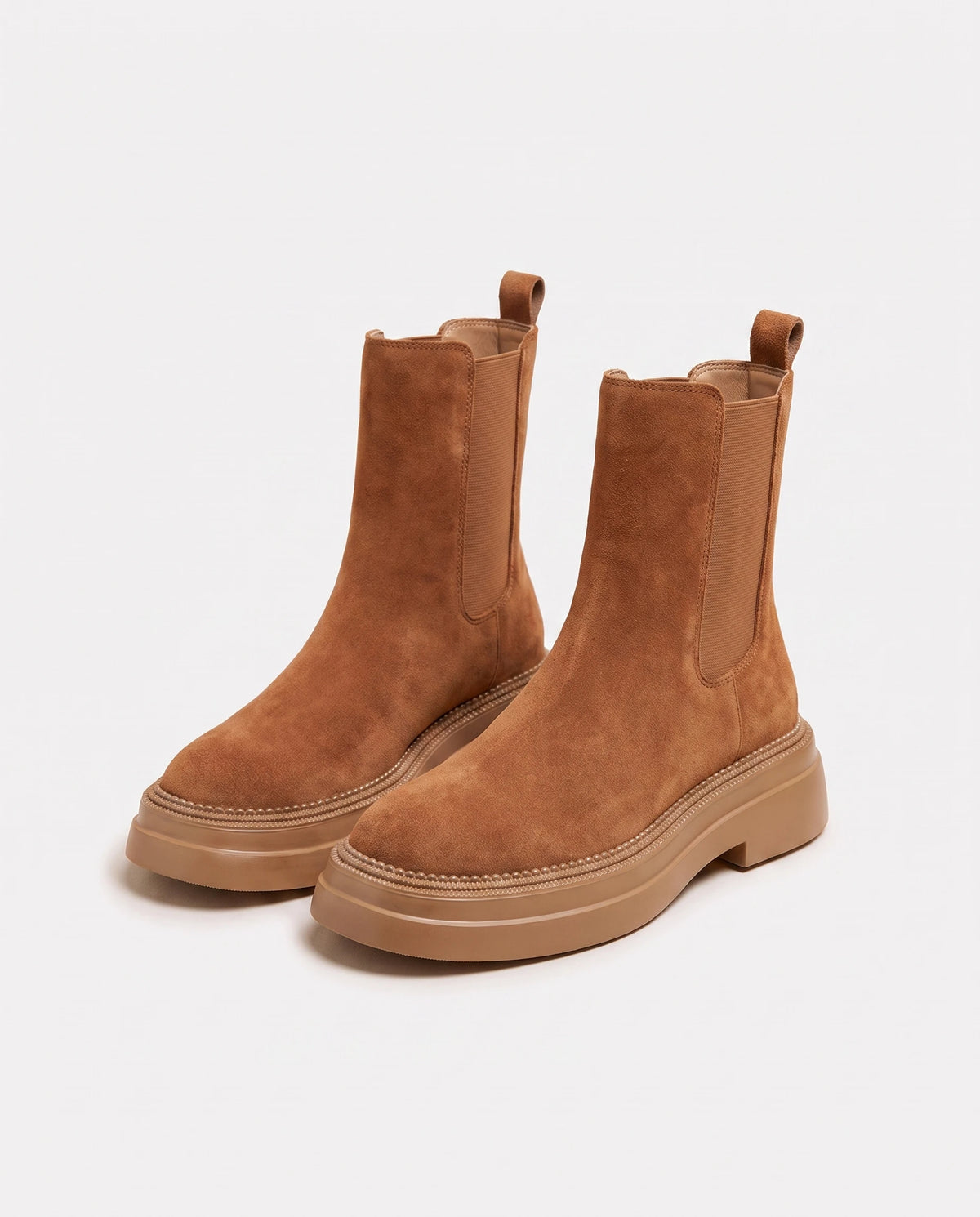 Chelsea Boots in Wildlederoptik Améline — Camel, Paar in Dreiviertelansicht im Studio