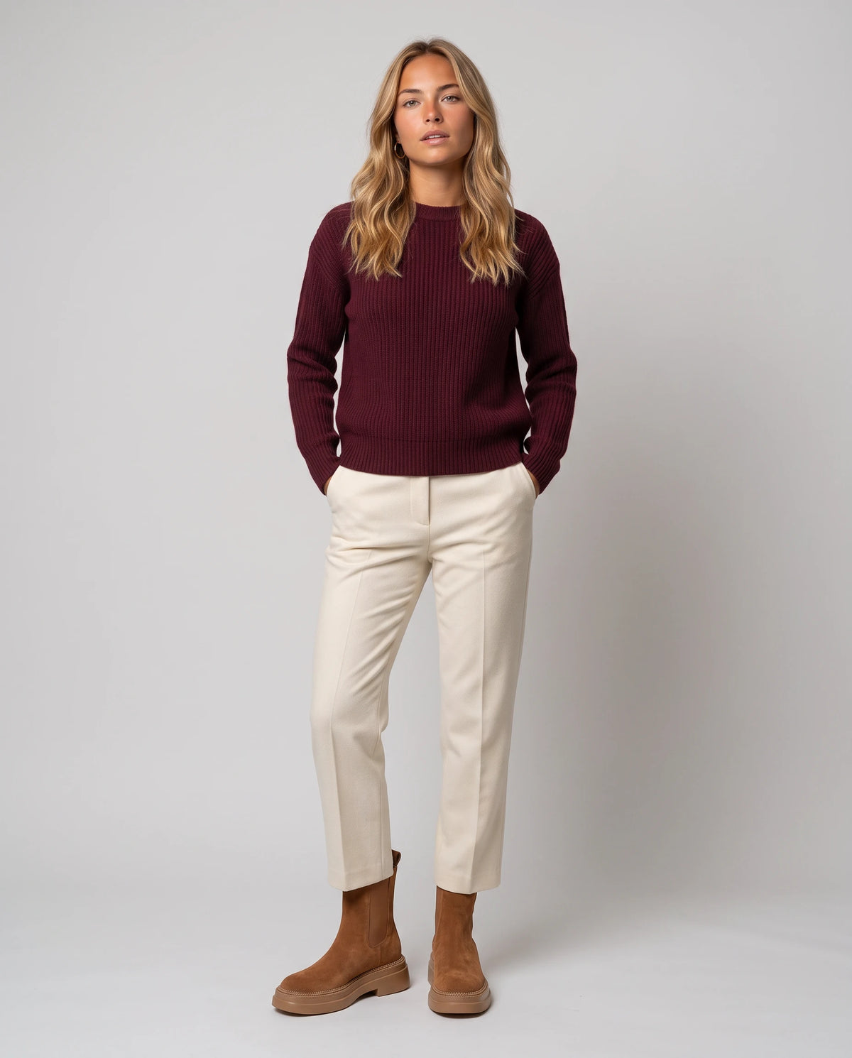 Chelsea Boots in Wildlederoptik Améline — Camel, in Ganzkörperansicht im Studio getragen