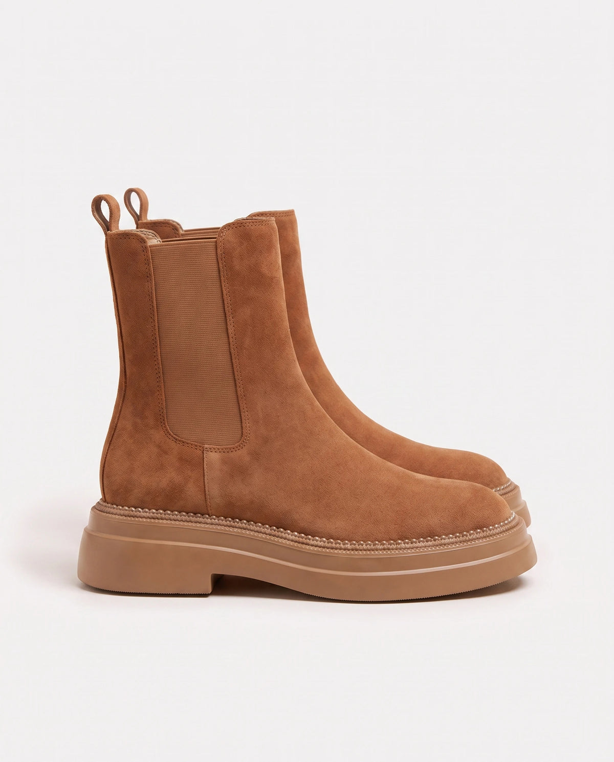 Chelsea Boots in Wildlederoptik Améline — Camel, Paar in Seitenansicht im Studio