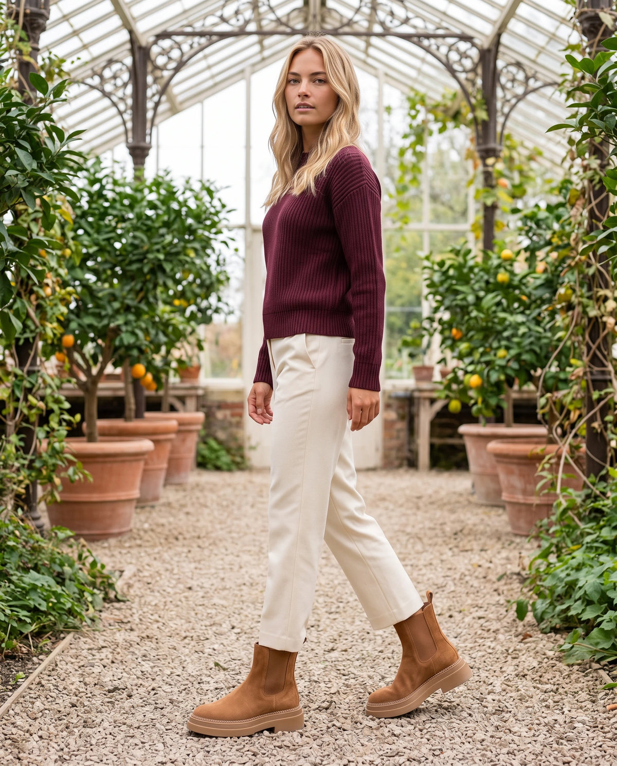 Chelsea Boots in Wildlederoptik Améline — Camel, unter dem Glasdach einer Orangerie getragen