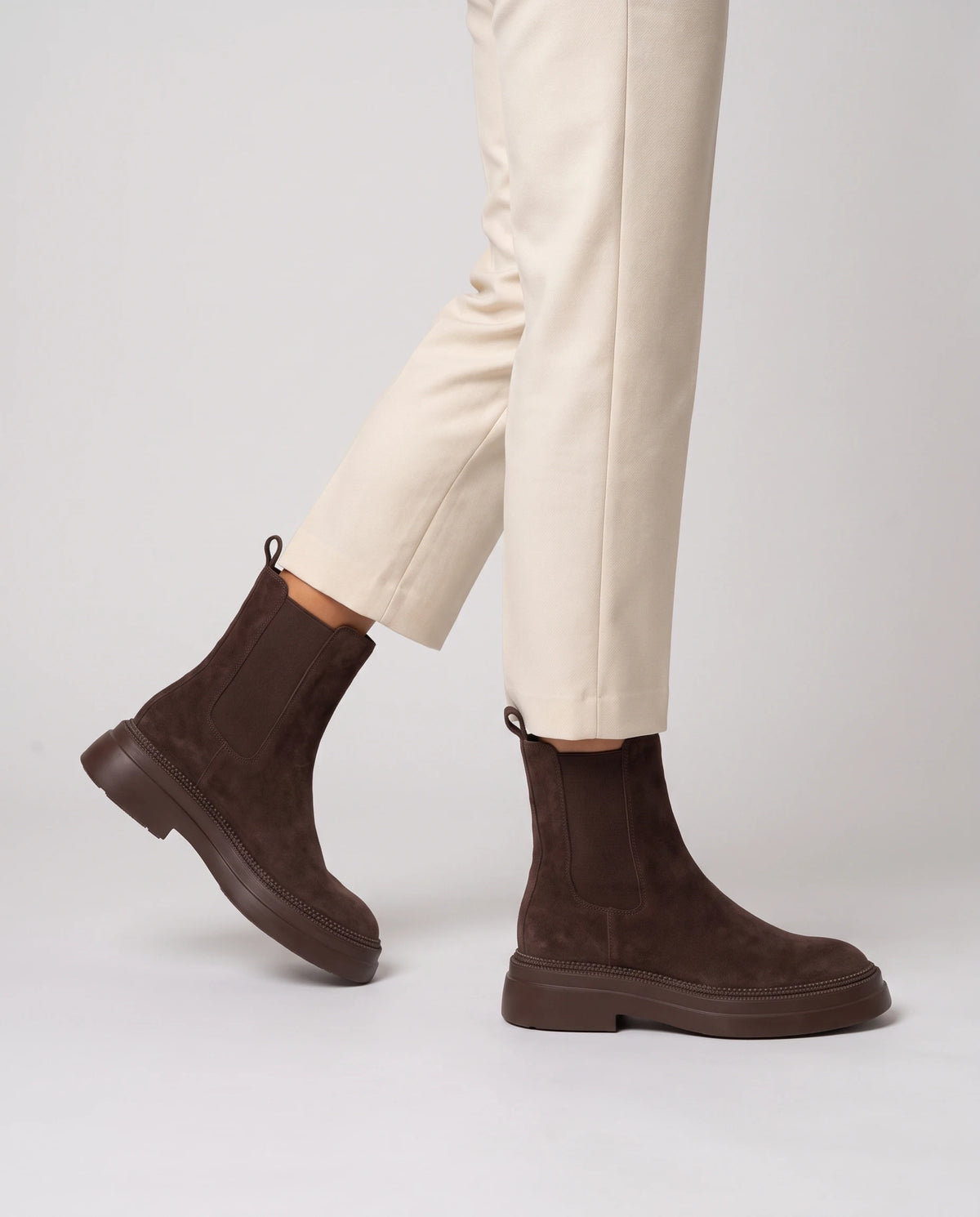 Chelsea Boots in Wildlederoptik Améline — Schokobraun, in Nahaufnahme im Gehen getragen
