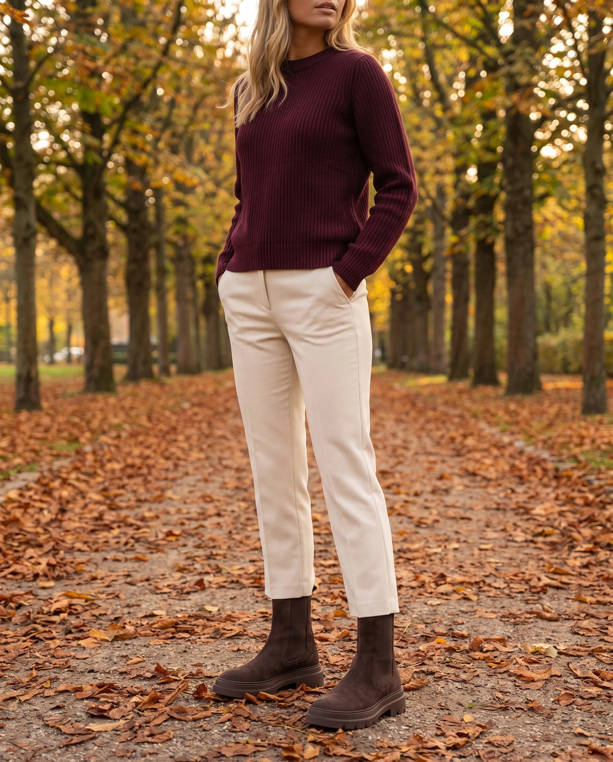 Chelsea Boots in Wildlederoptik Améline — Schokobraun, in einer Kastanienallee im Herbst getragen