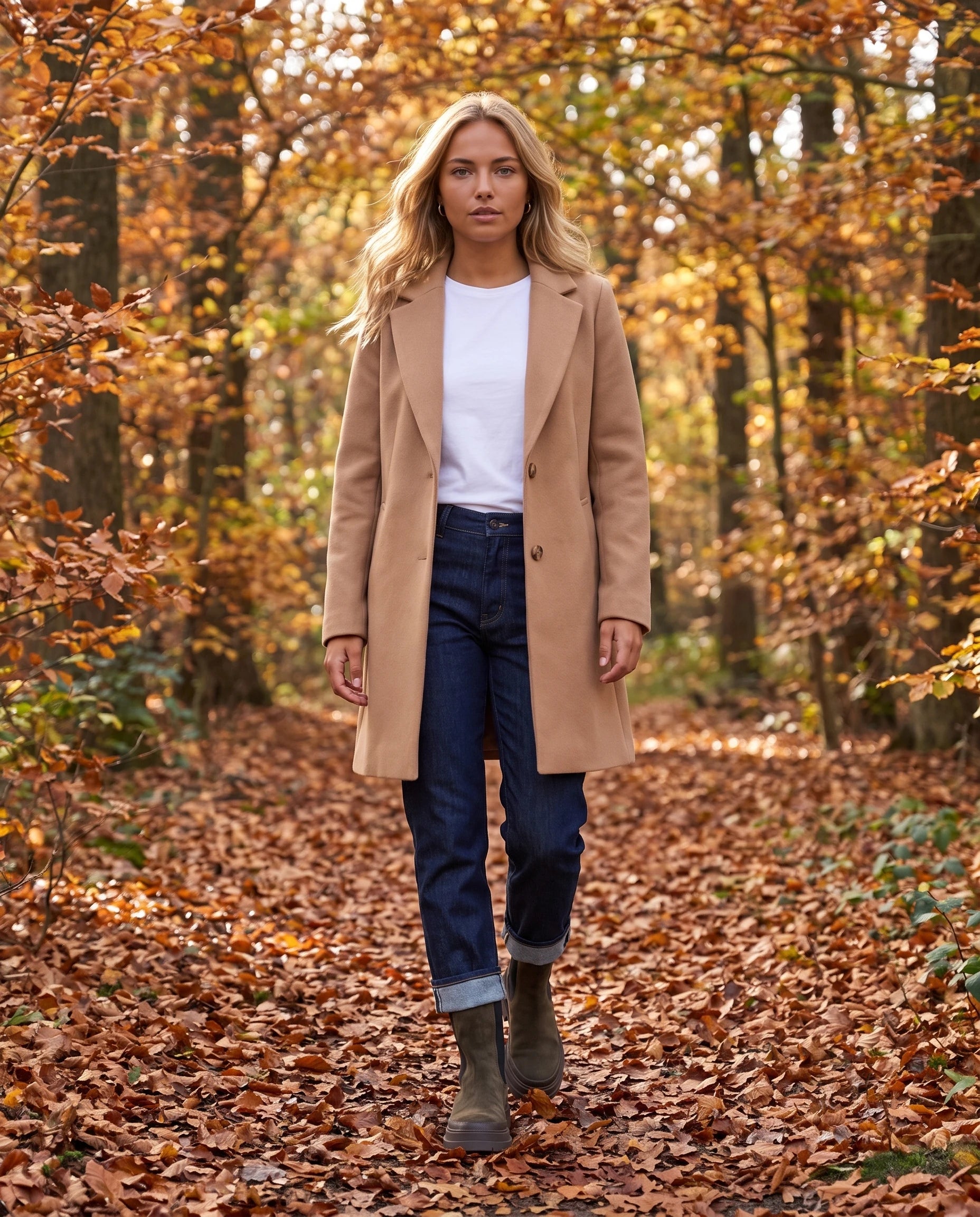 Bottines chelsea en suédine Améline — Kaki, portées sur un sentier de forêt en automne