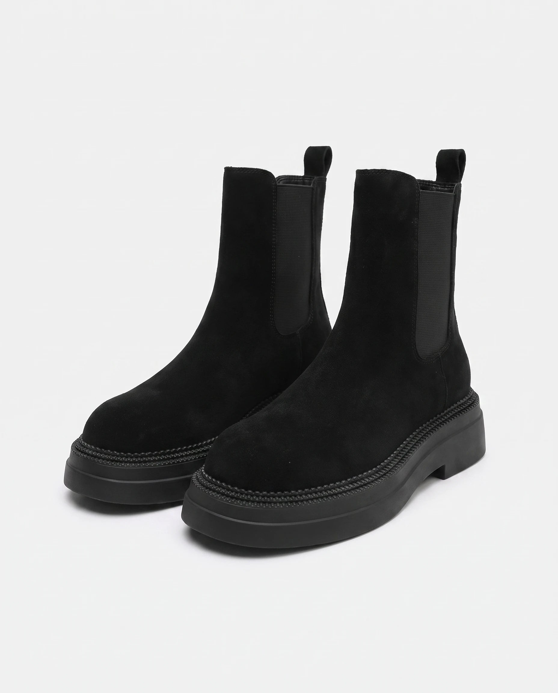 Chelsea Boots in Wildlederoptik Améline — Schwarz, Paar in Dreiviertelansicht im Studio