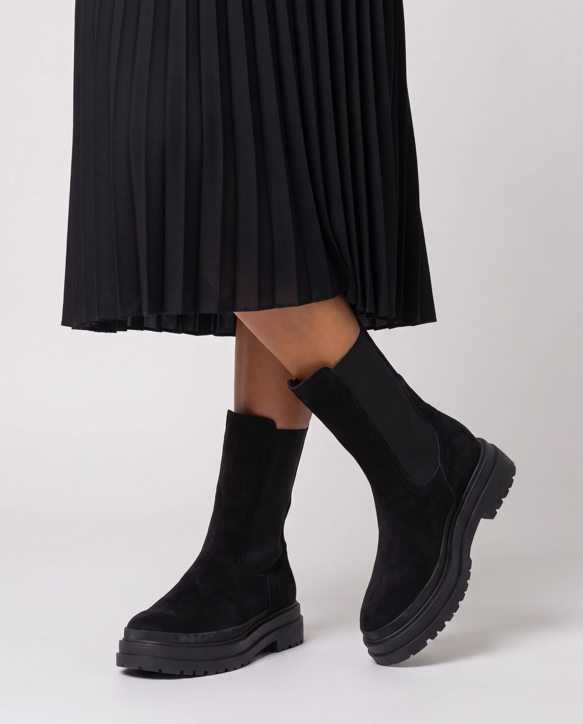 Bottines chelsea en suédine Améline — Noir, portées en plan rapproché avec une jupe plissée