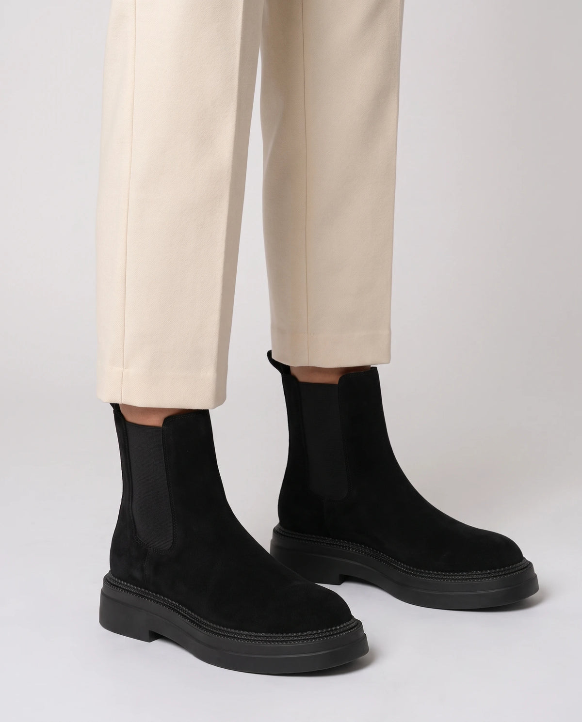 Bottines chelsea en suédine Améline — Noir, portées en plan rapproché avec un pantalon crème