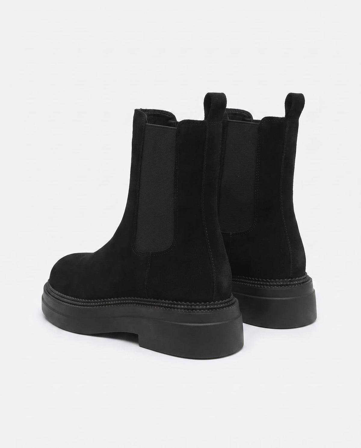 Chelsea Boots in Wildlederoptik Améline — Schwarz, Paar in rückwärtiger Dreiviertelansicht im Studio