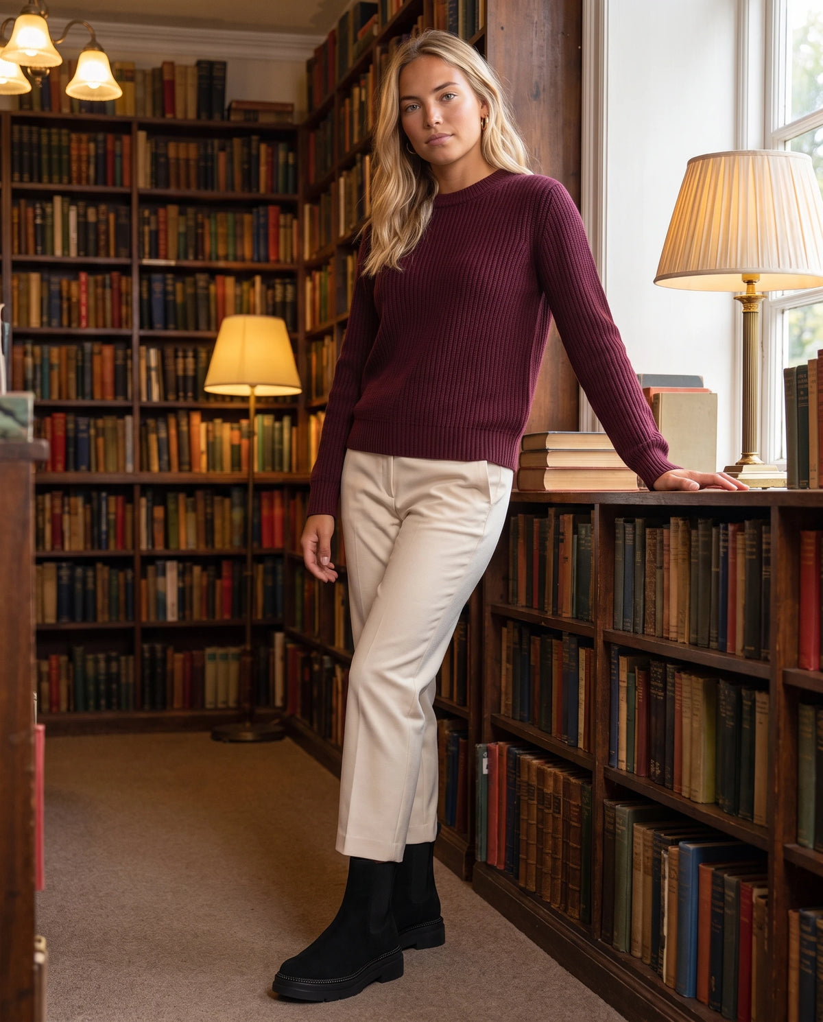 Chelsea Boots in Wildlederoptik Améline — Schwarz, in einer alten Buchhandlung getragen