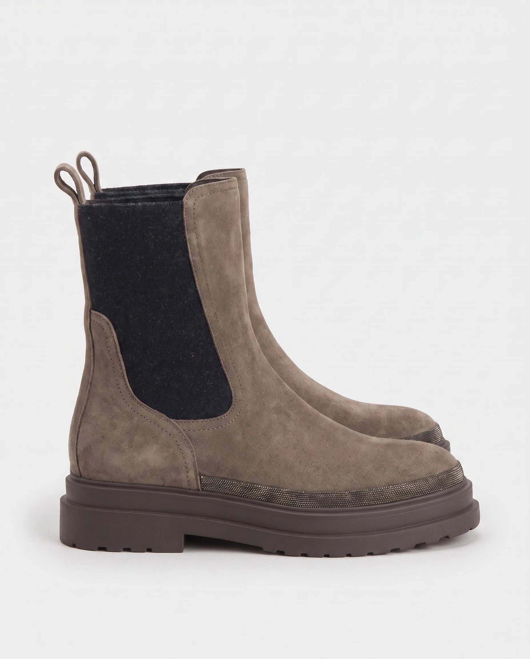 Bottines chelsea en suédine Améline — Taupe, paire vue de profil studio