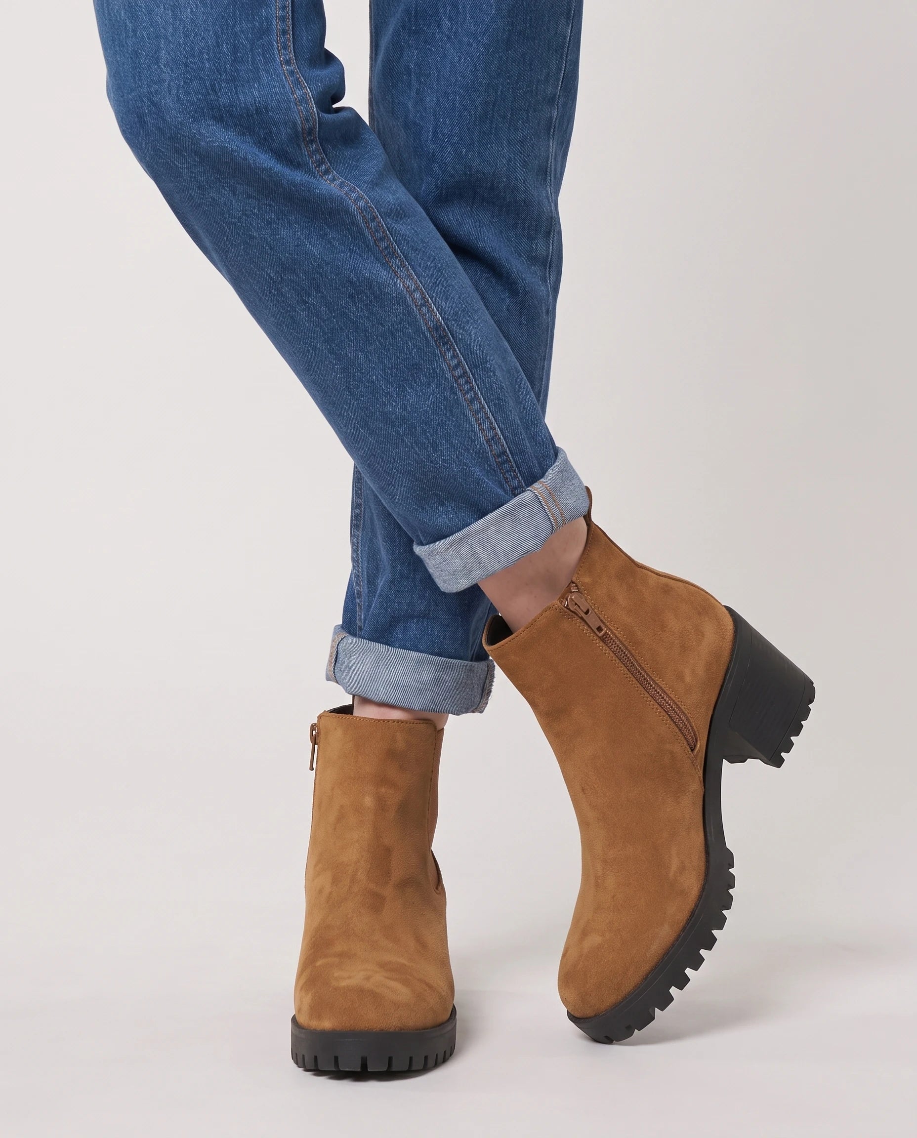 Bottines chelsea à talon en suédine Athalie — Camel, détail du zip et du talon