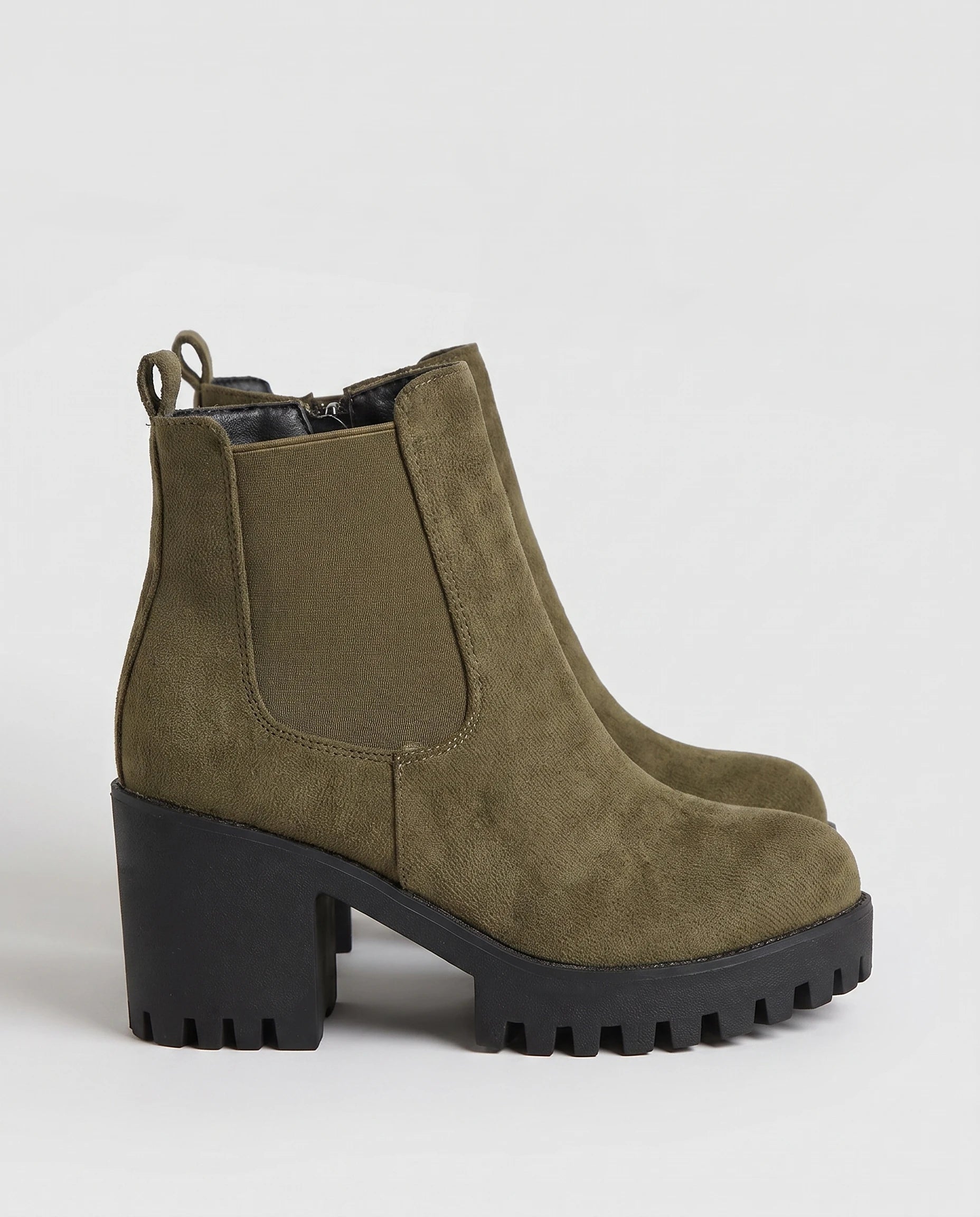 Bottines chelsea à talon en suédine Athalie — Kaki, paire vue de profil studio