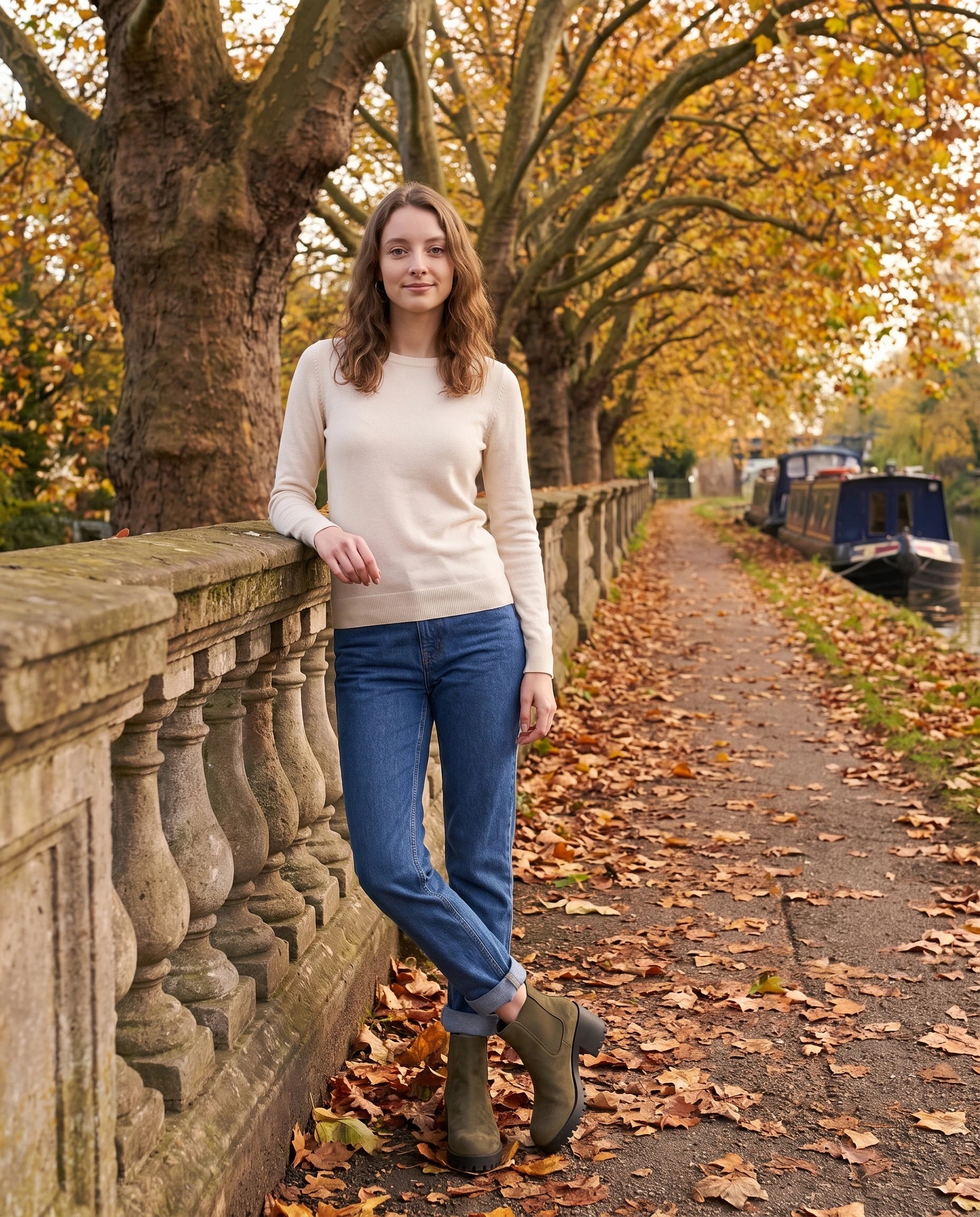 Bottines chelsea à talon en suédine Athalie — Kaki, portées le long d'un canal en automne