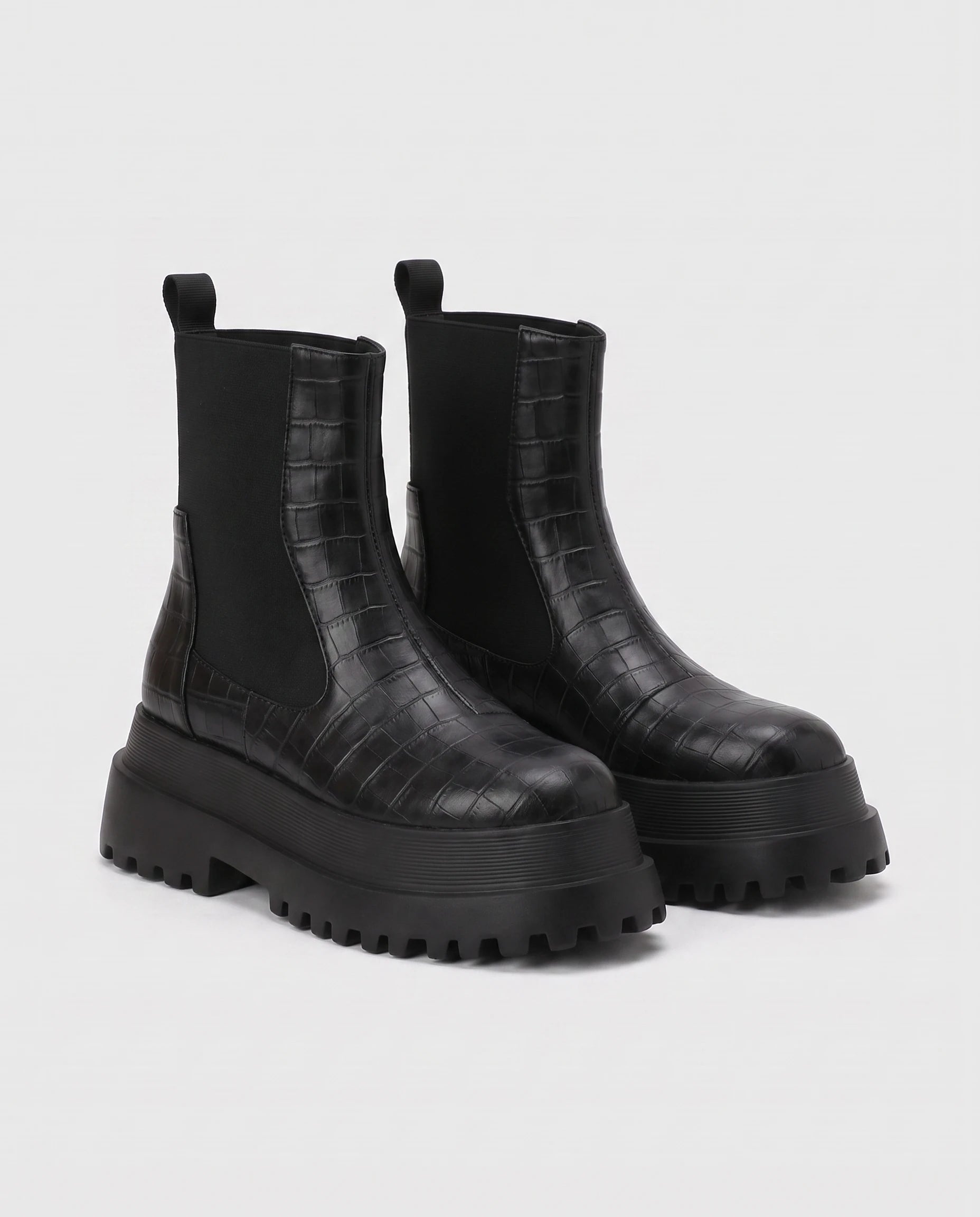 Bottines chelsea vernies à plateforme Gaëlle — Noir Croco, paire vue de trois quarts studio