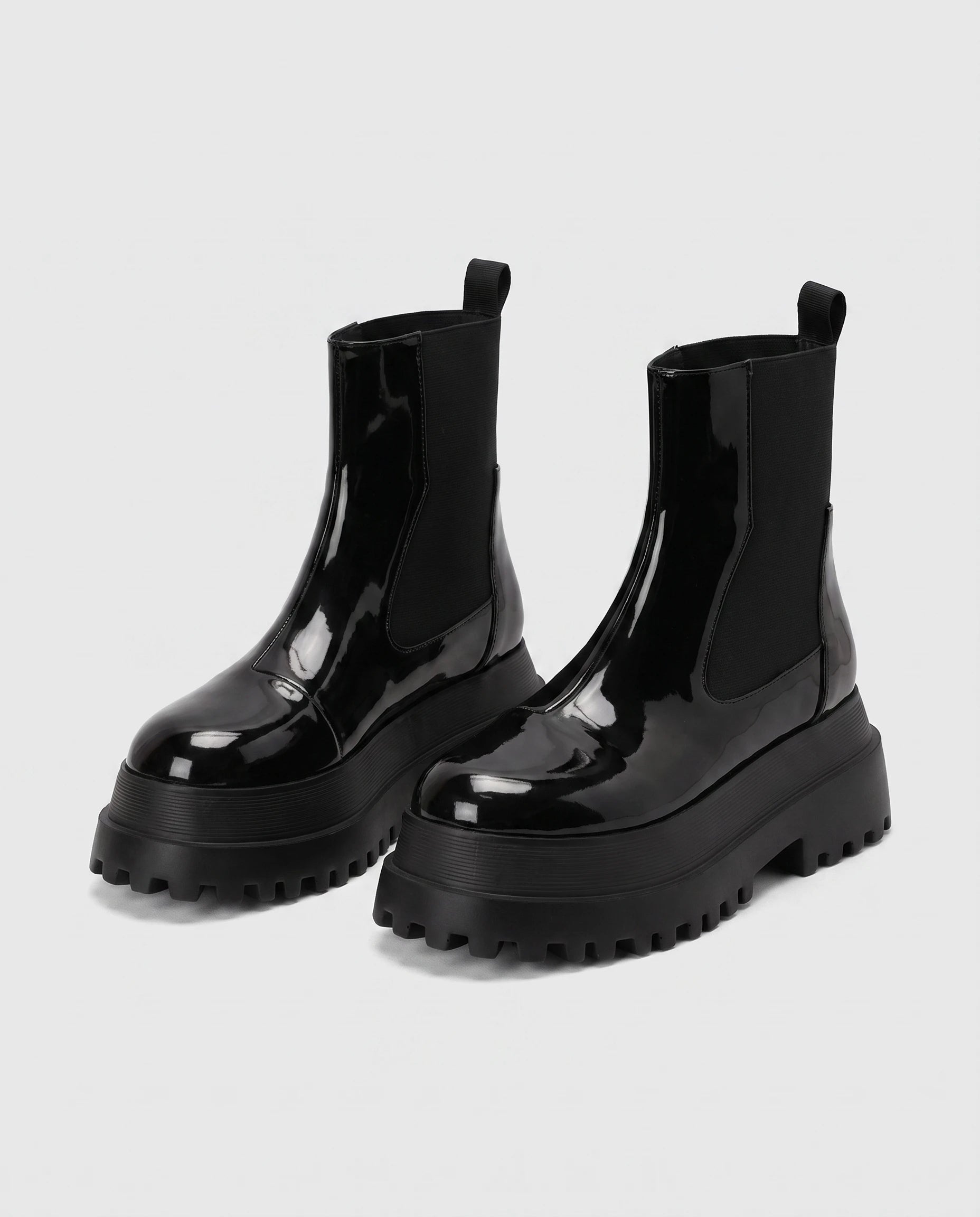 Bottines chelsea vernies à plateforme Gaëlle — Noir Verni, paire vue de trois quarts studio