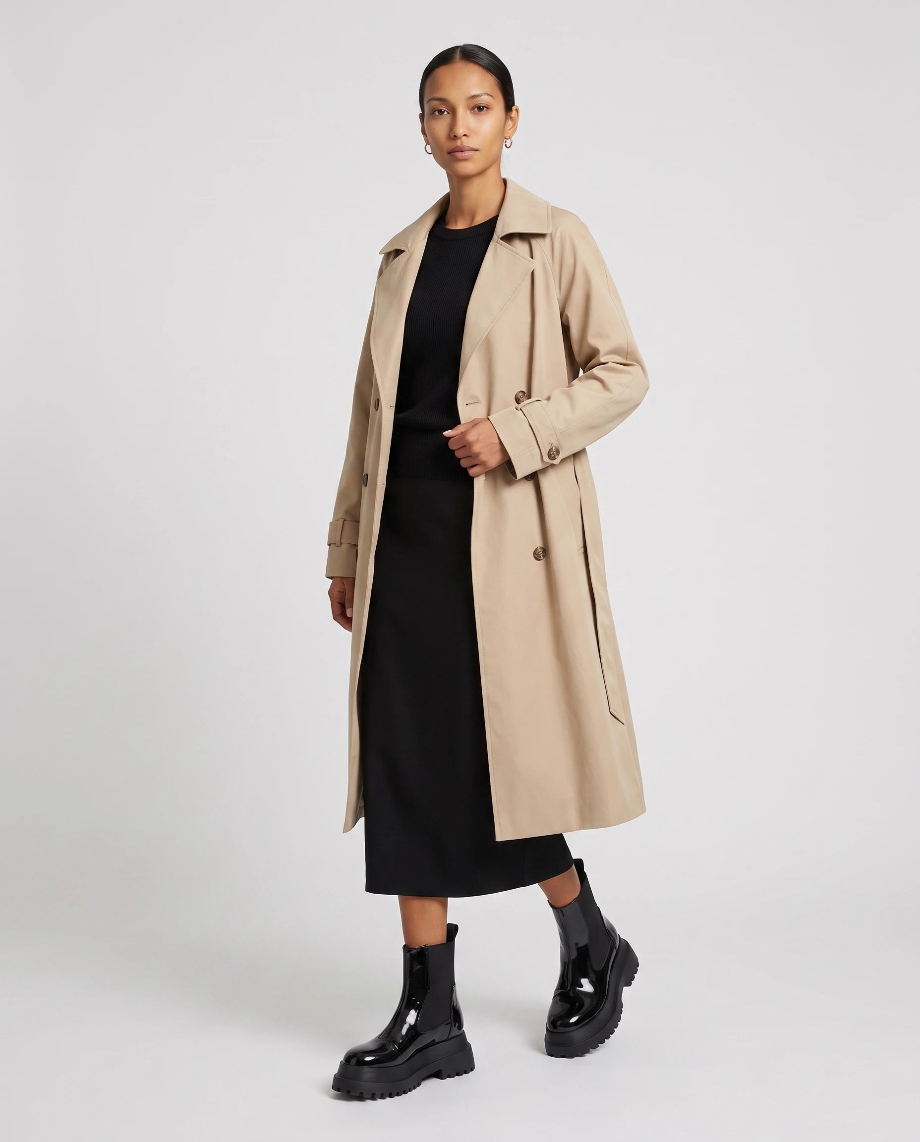 Bottines chelsea vernies à plateforme Gaëlle — Noir Verni, portées en plein pied studio