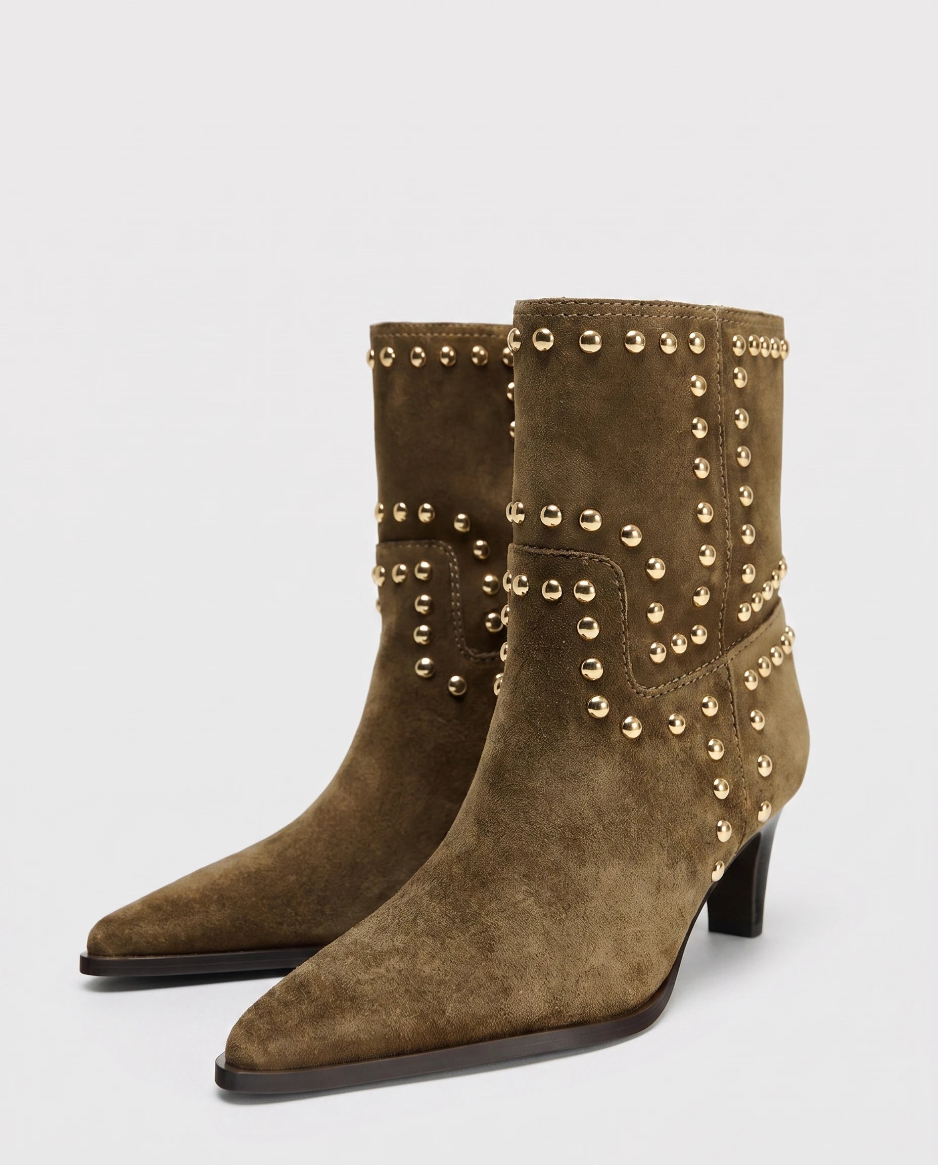 Bottines cloutées en suédine Armande — Kaki, paire en packshot studio
