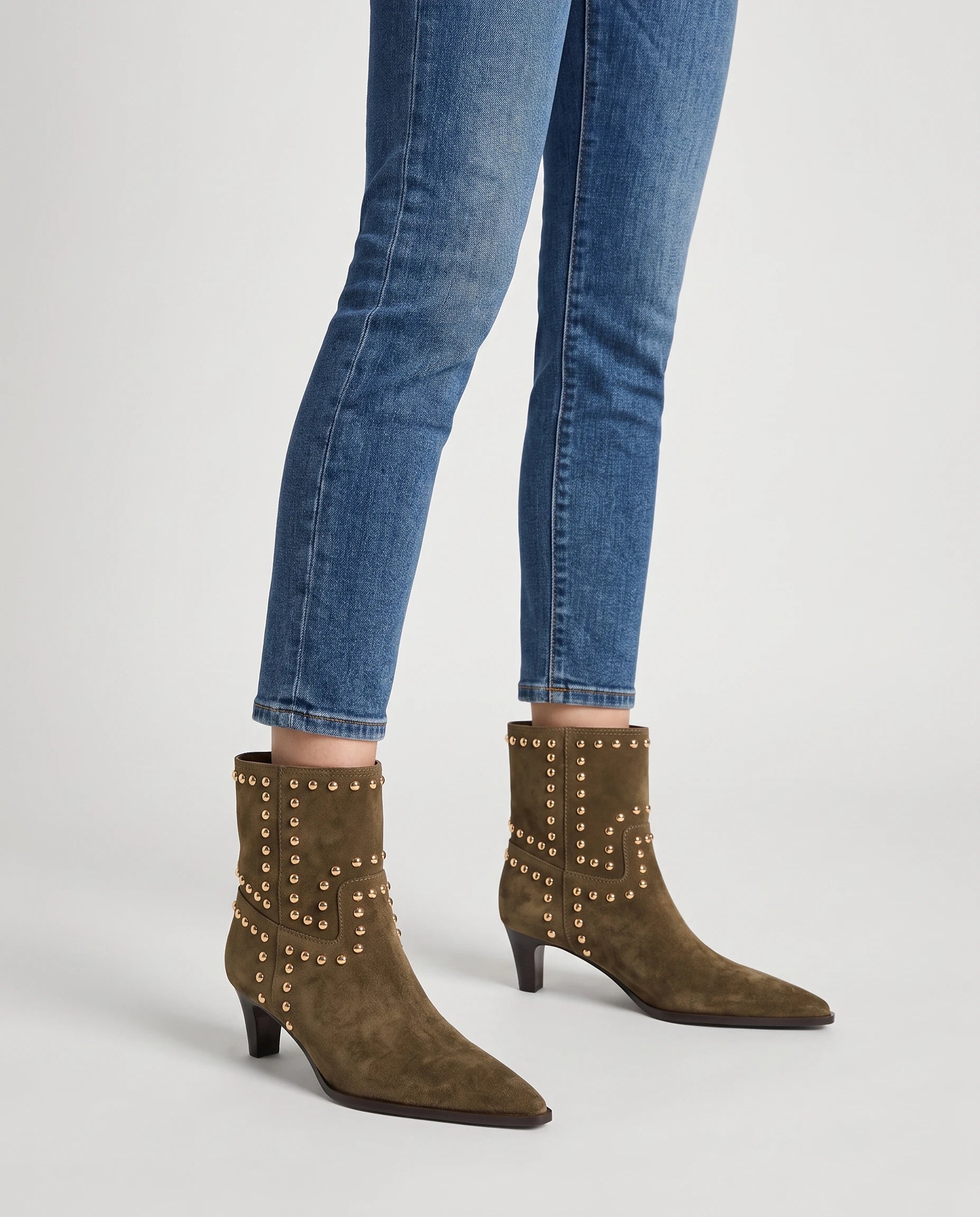 Bottines cloutées en suédine Armande — Kaki, portées en plan rapproché