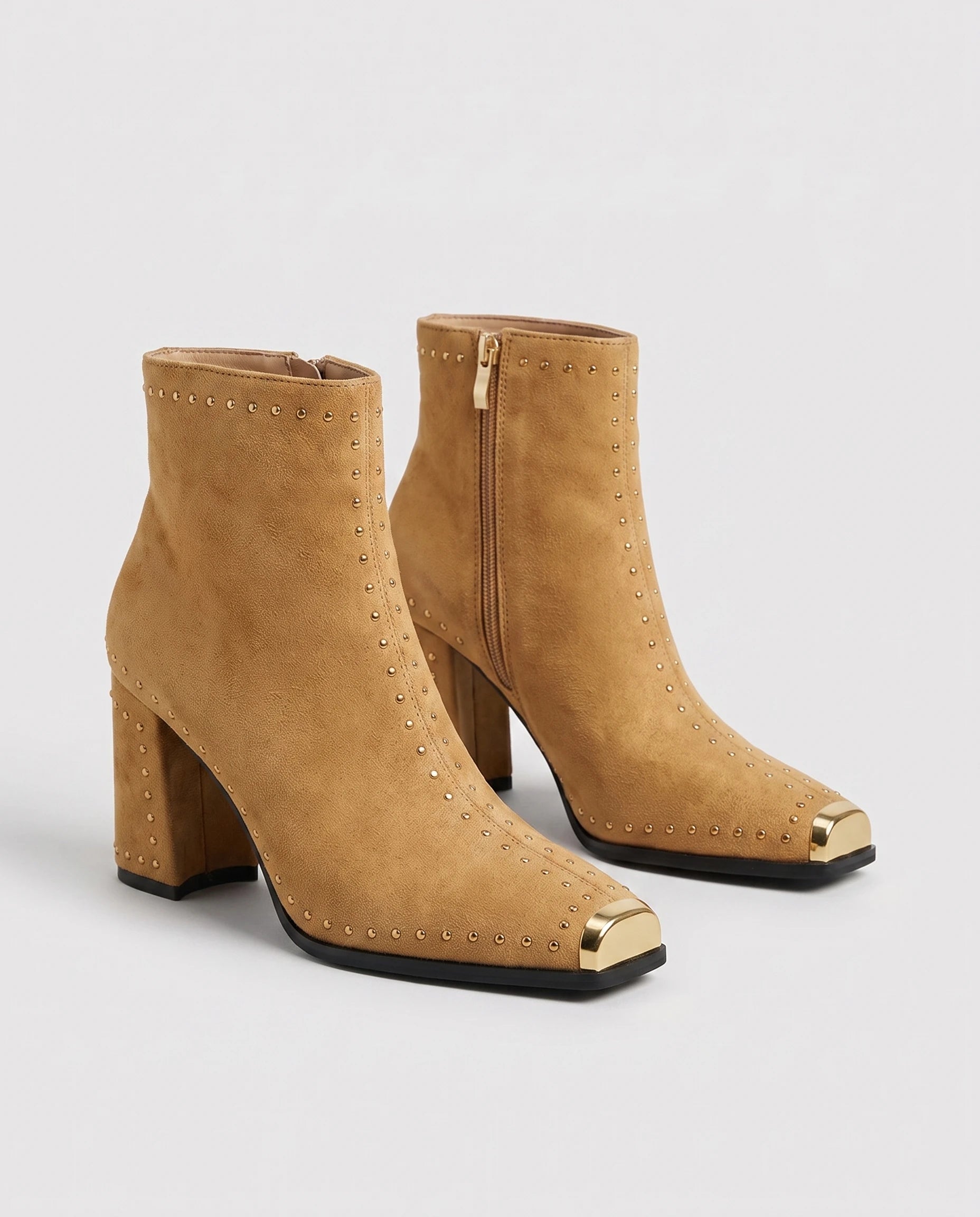 Bottines cloutées à bout métal en suédine Benoîte — Camel, paire en packshot studio