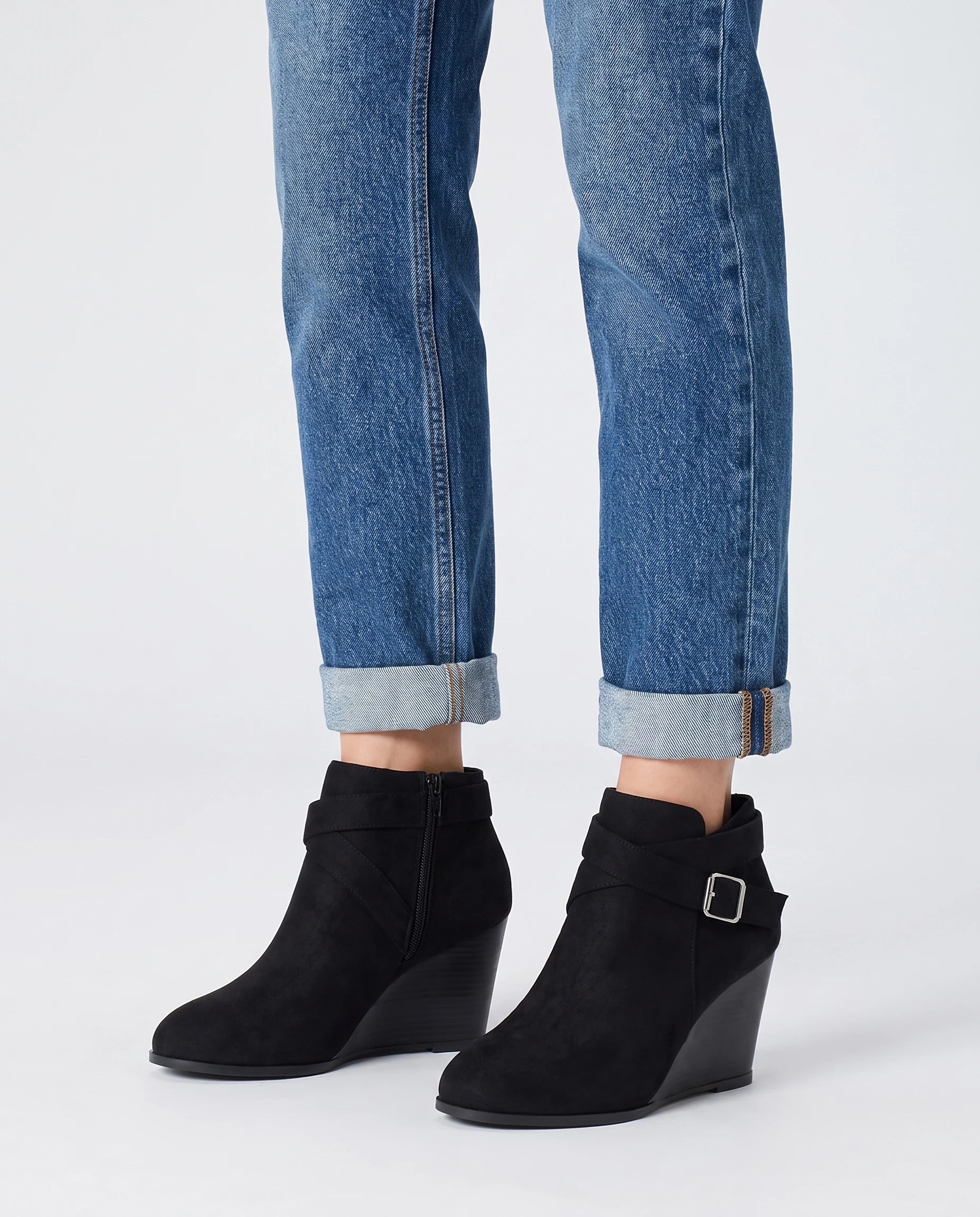 Bottines a talon compense en suedine Rosaline Noir — portées, plan rapproché