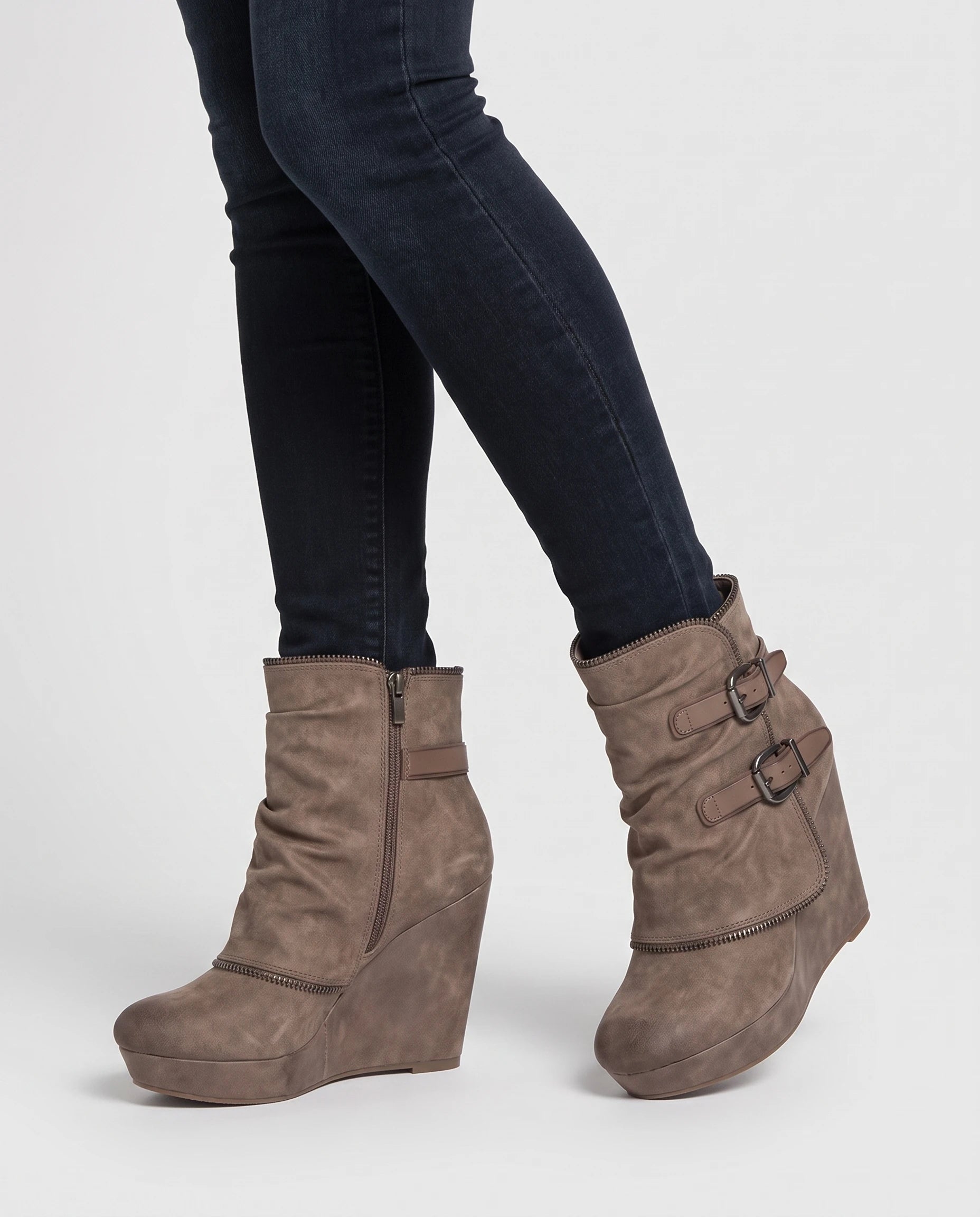 Bottines compensées à boucles en suédine Ermeline — Taupe, portées en plan rapproché