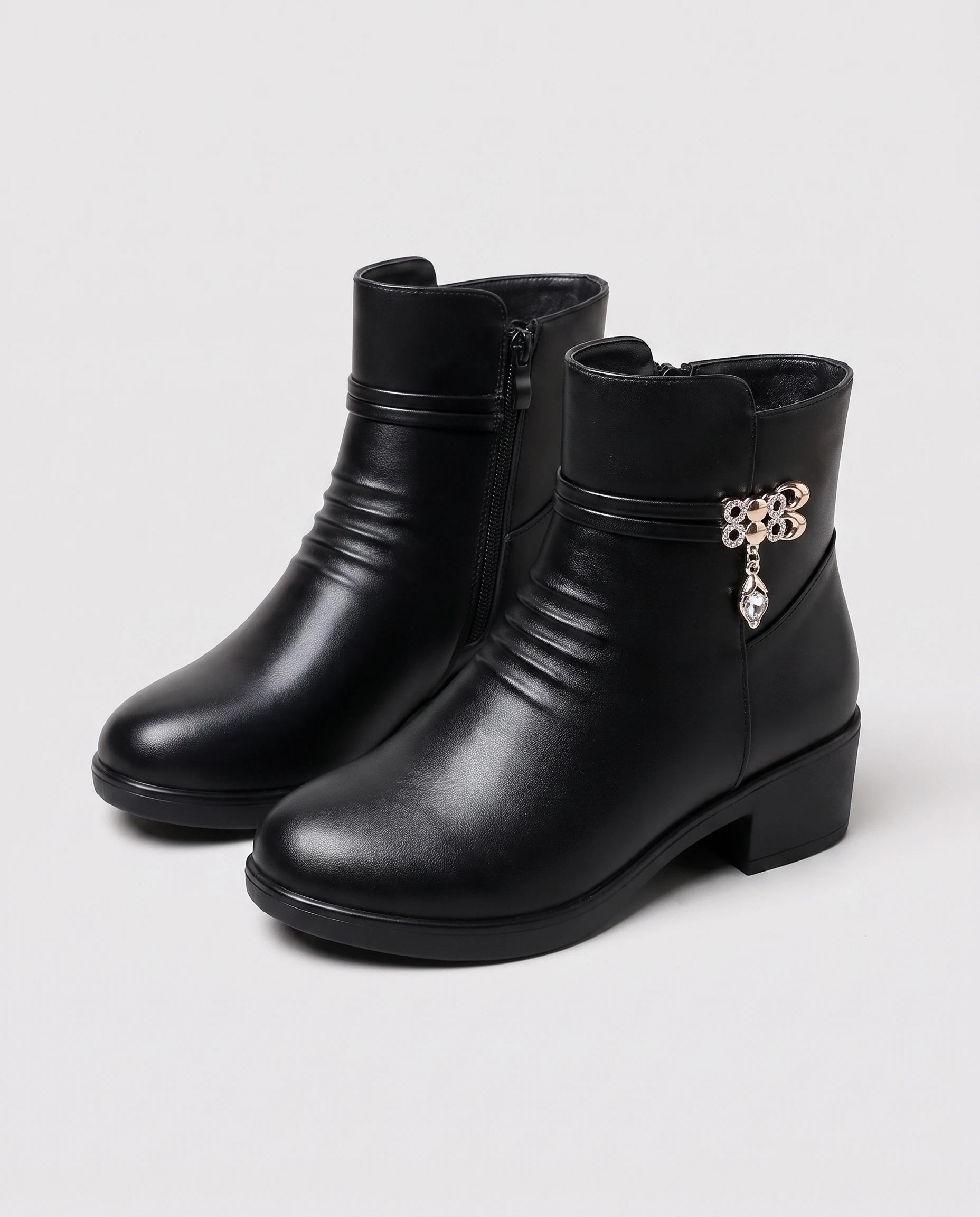 Bottines confort à bijou strass Hortensia — Noir, paire en packshot studio