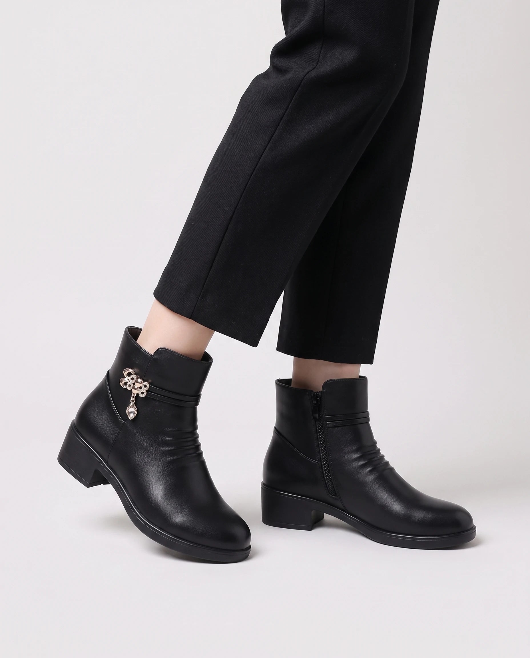 Bottines confort à bijou strass Hortensia — Noir, portées en plan rapproché