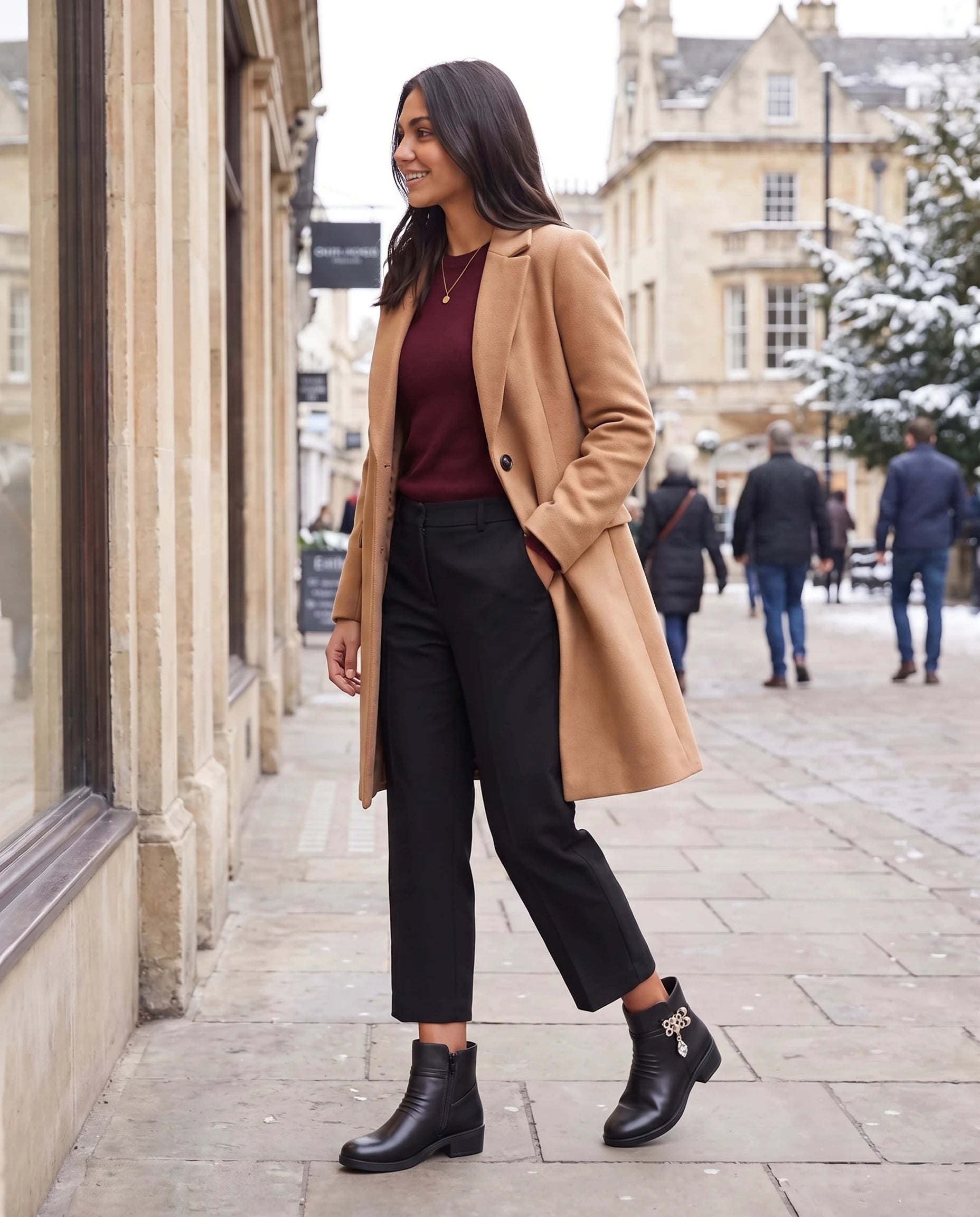 Bottines confort à bijou strass Hortensia — Noir, portées en situation urbaine