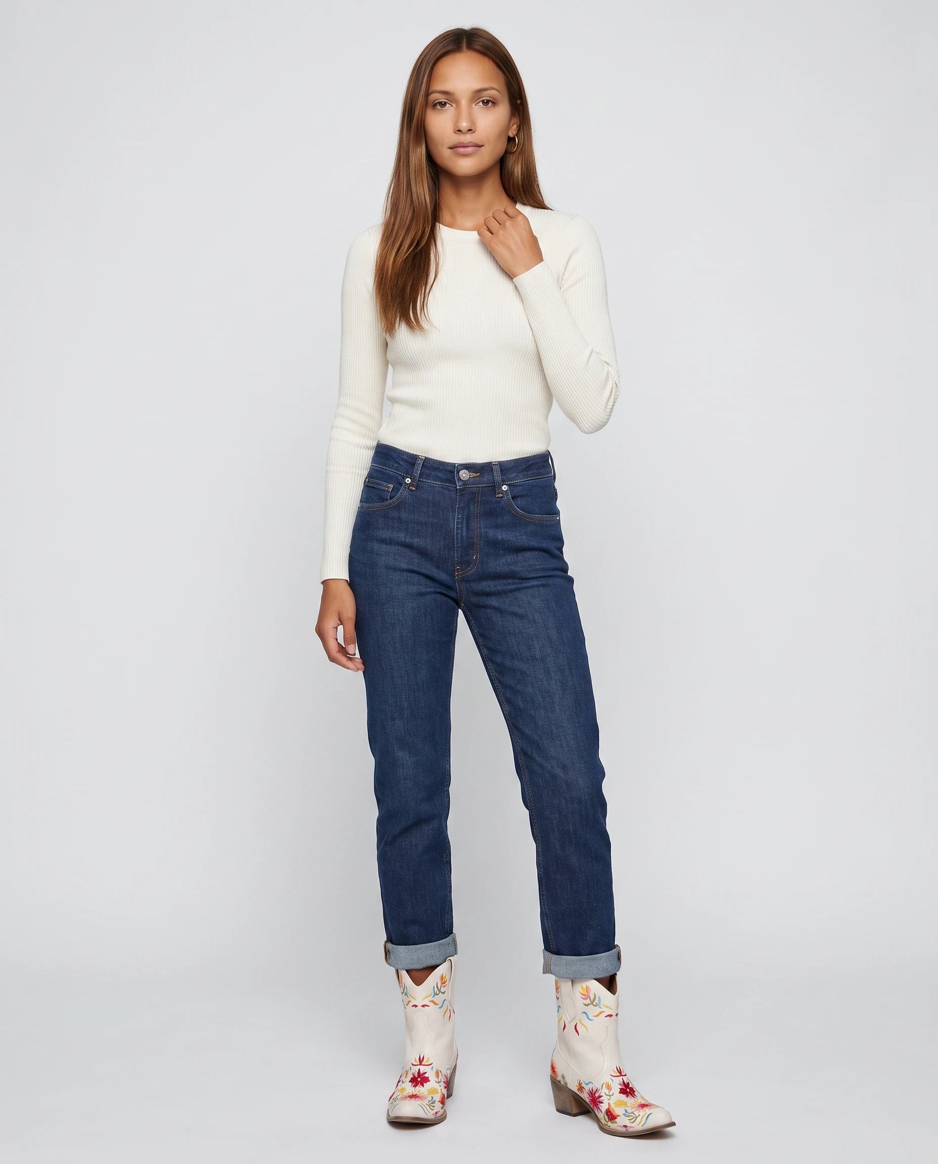 Bottines santiags à broderie florale en simili Émerance Blanc — portées en pied