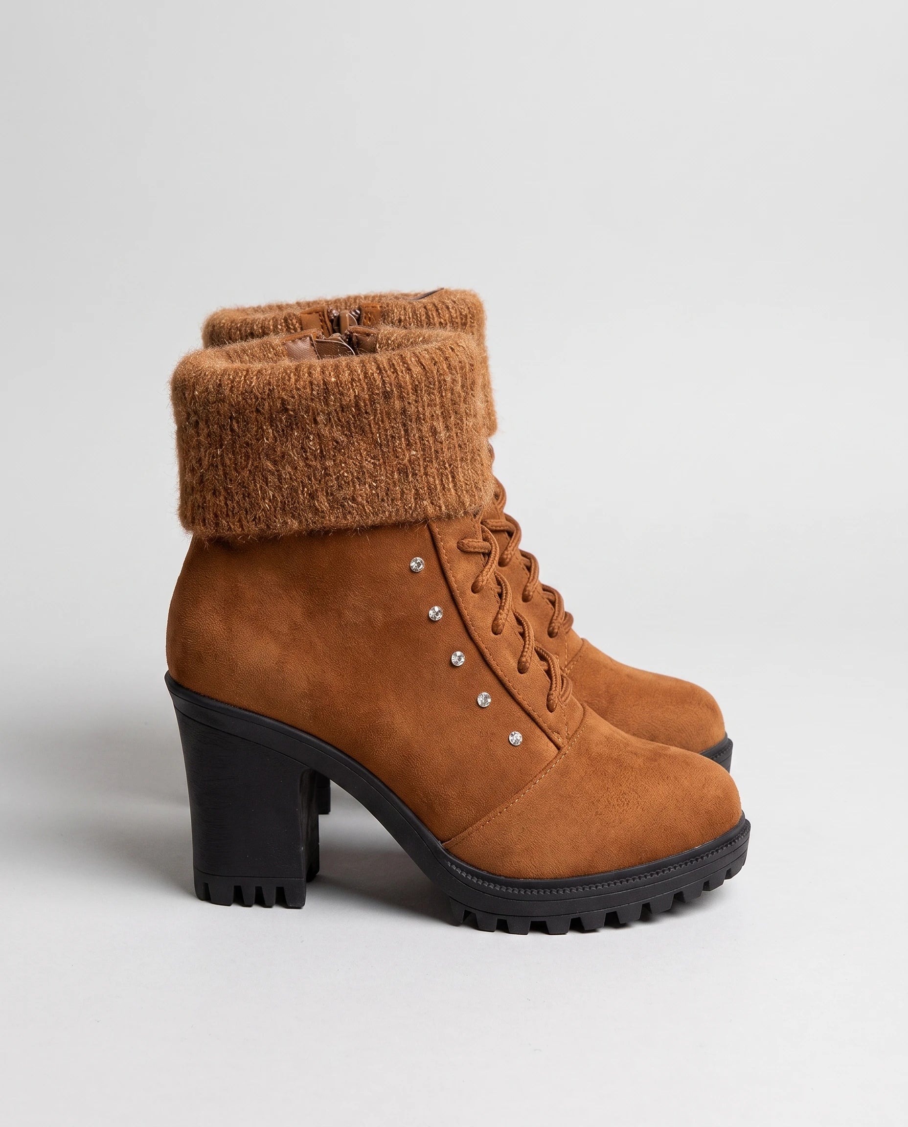 Bottines fourrées à talon et revers en maille Lucrèce — Cognac, paire vue de profil studio
