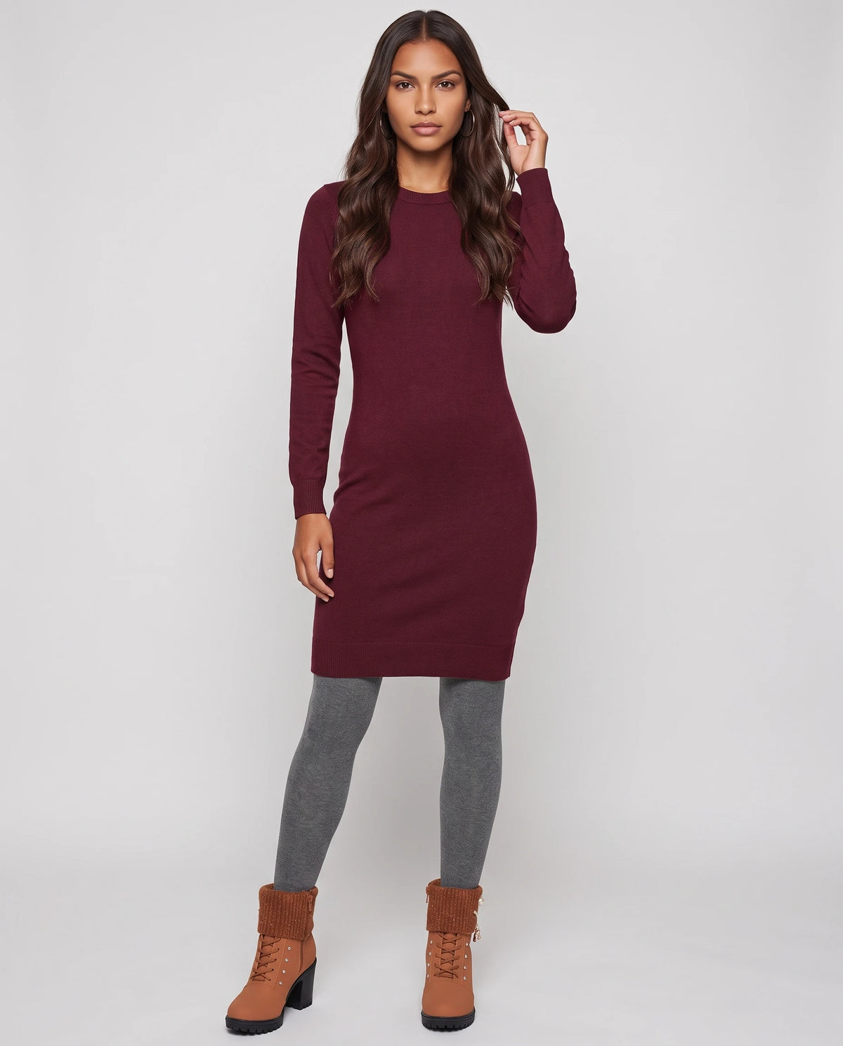 Bottines fourrées à talon et revers en maille Lucrèce — Cognac, portées en plein pied studio avec une robe-pull bordeaux au genou