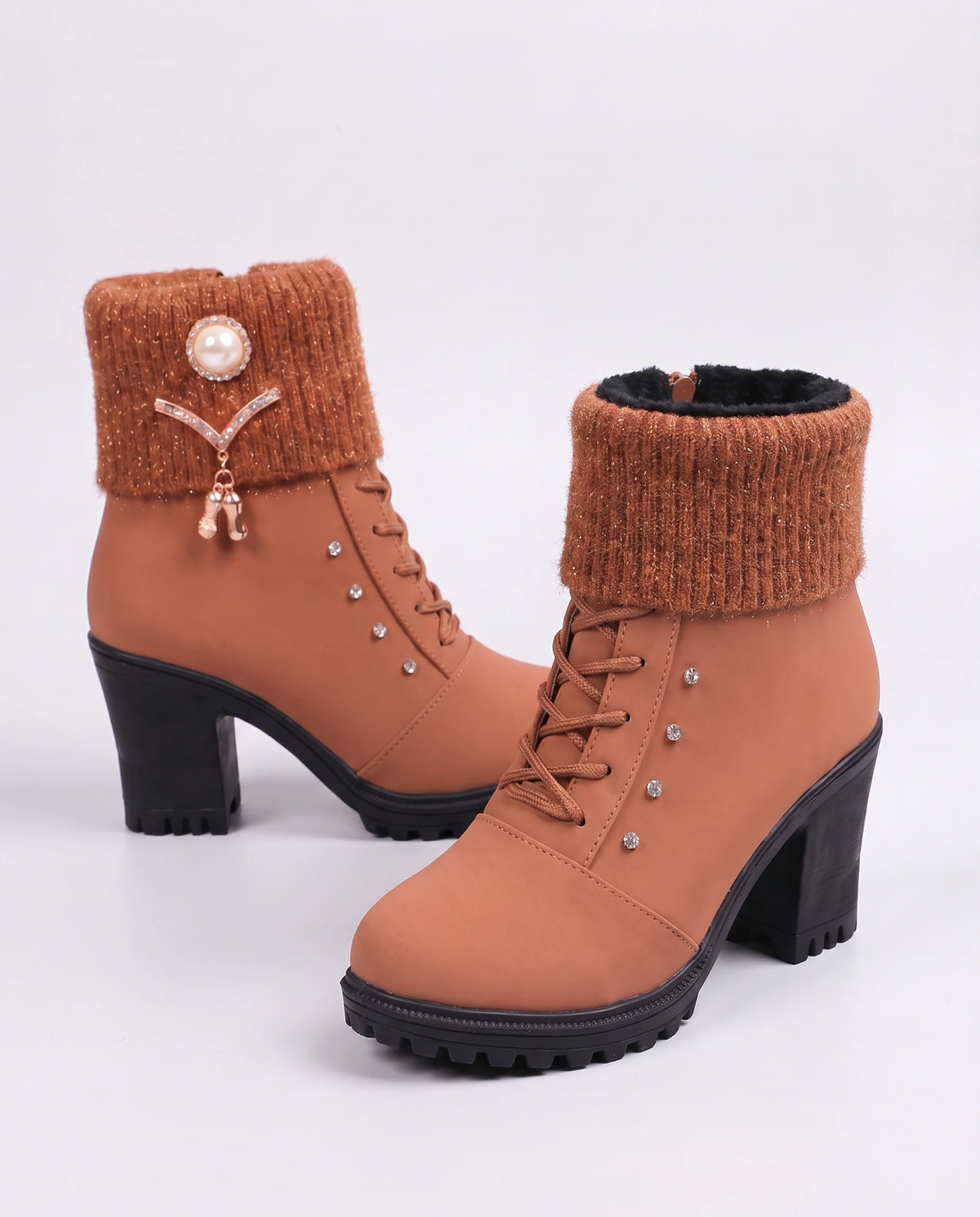Bottines fourrées à talon et revers en maille Lucrèce — Cognac, détail du revers en maille relevé, doublure peluche noire et zip latéral